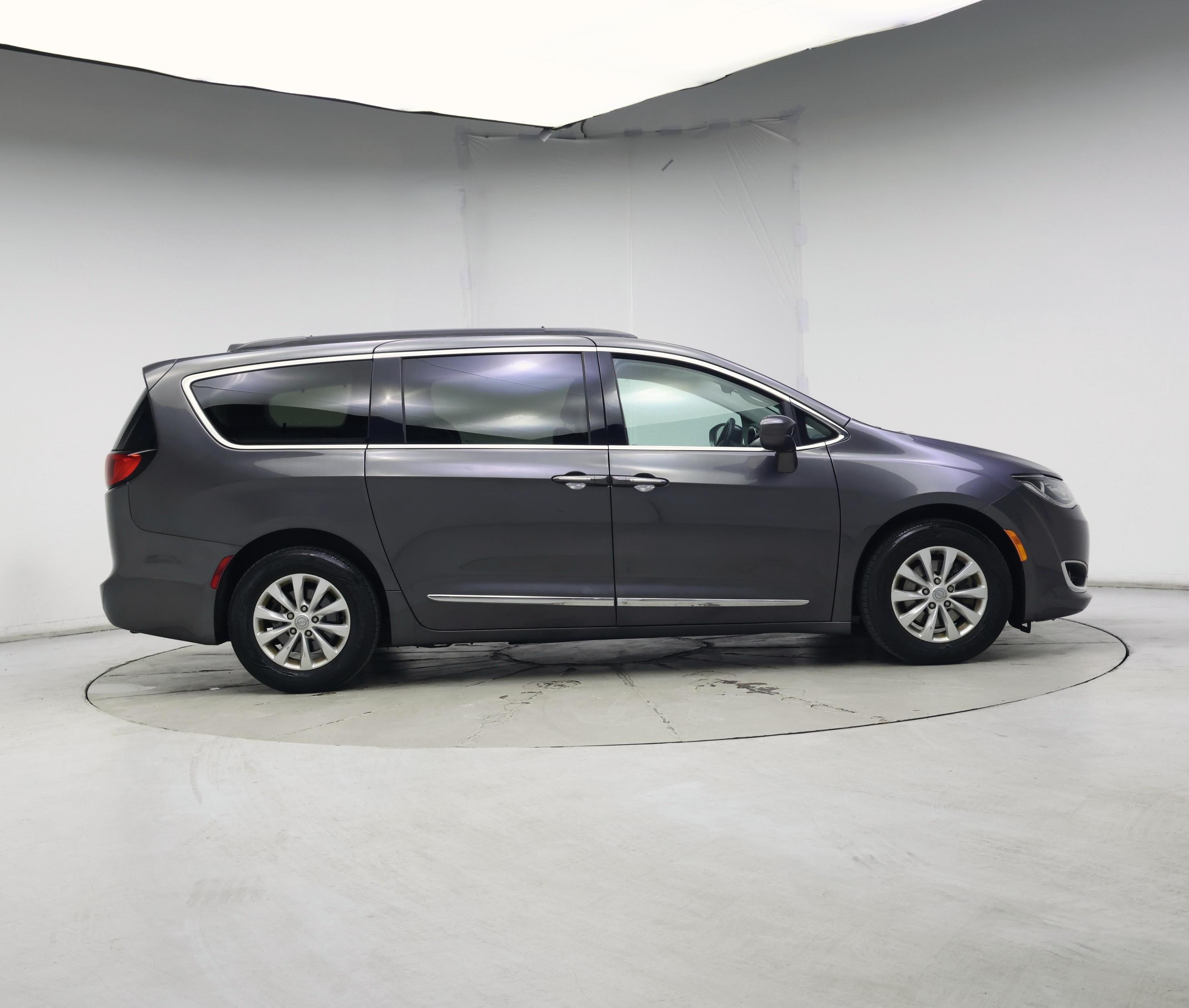 Thumbnail: 2017 Chrysler Pacifica - 7