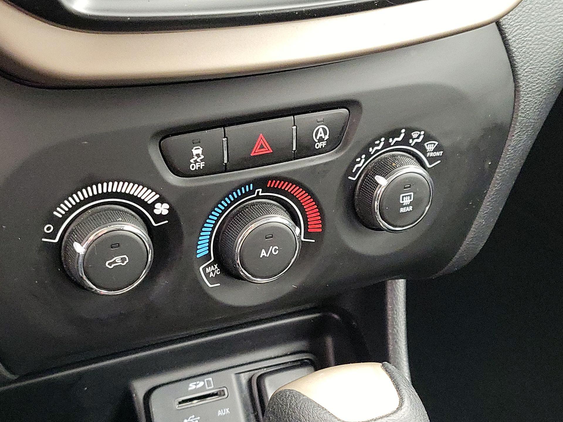 Thumbnail: 2016 Jeep Cherokee - 15