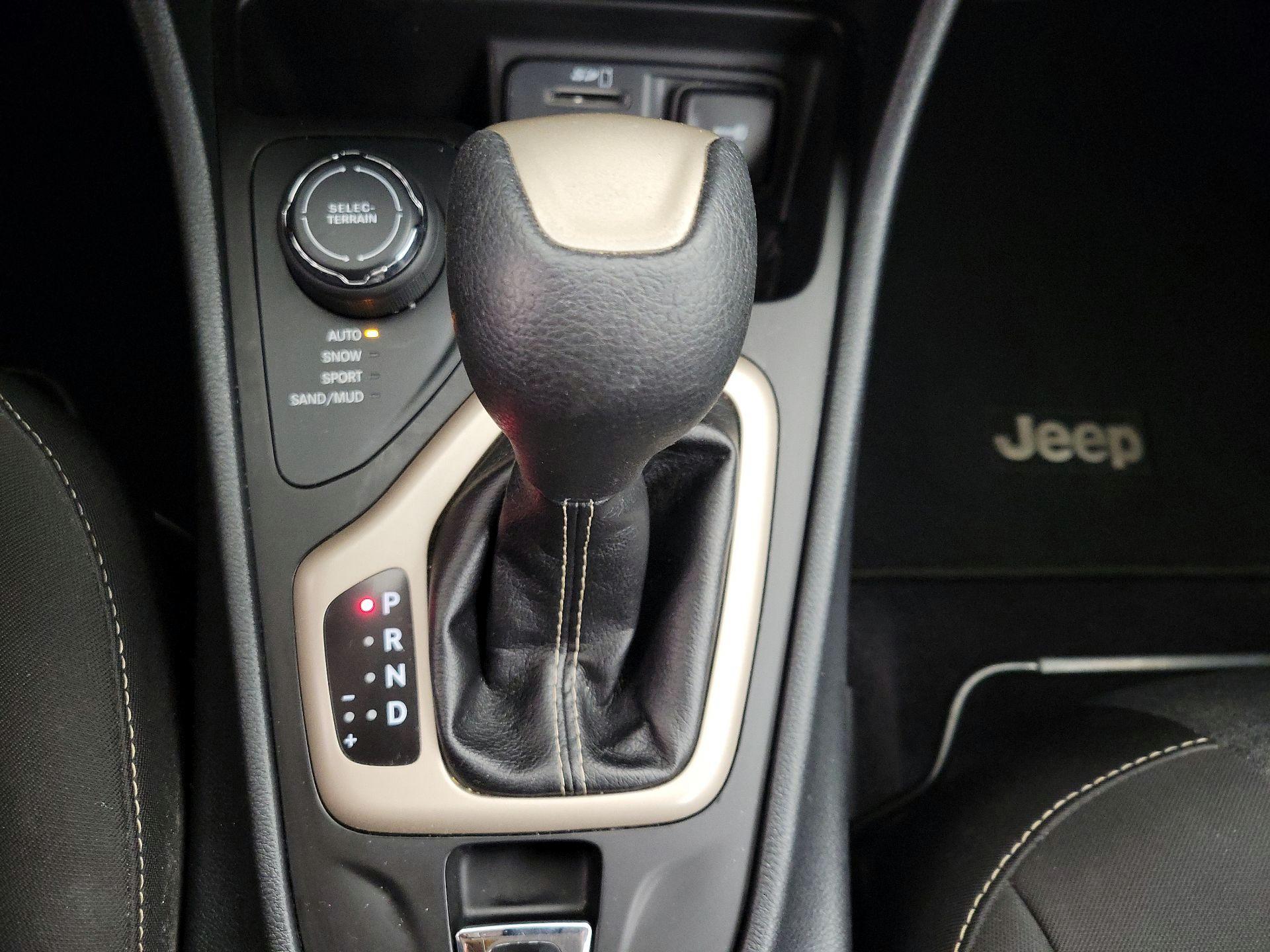 Thumbnail: 2016 Jeep Cherokee - 16