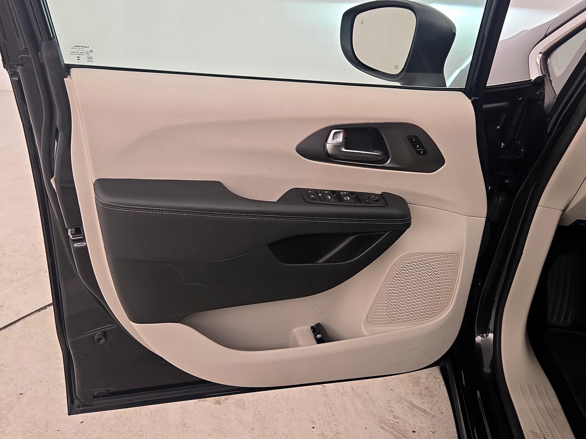 Thumbnail: 2023 Chrysler Pacifica - 11