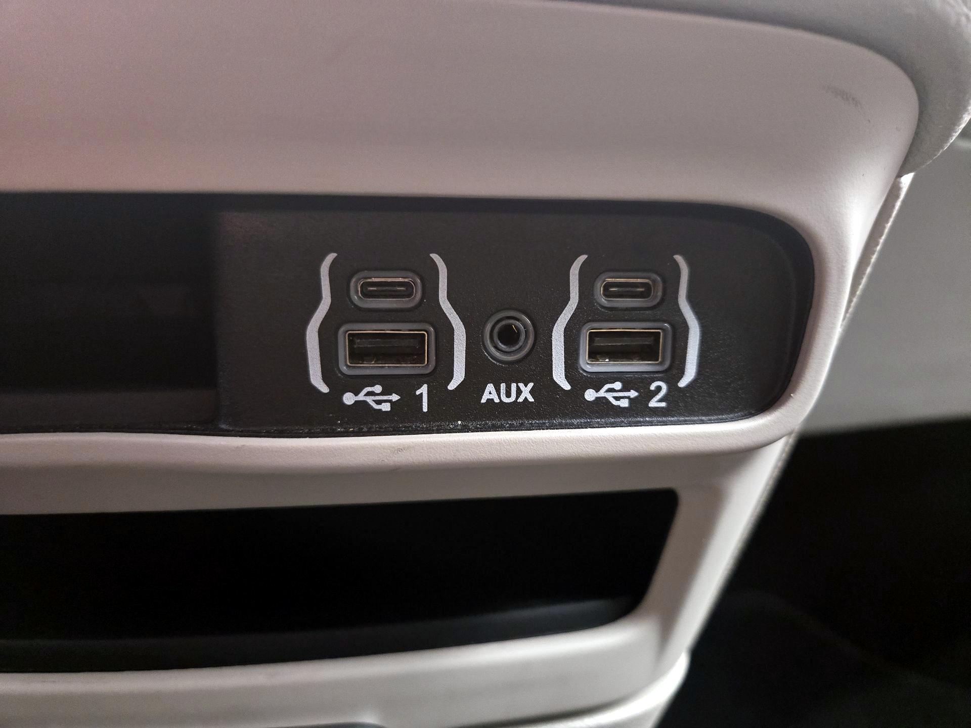 Thumbnail: 2023 Chrysler Pacifica - 18