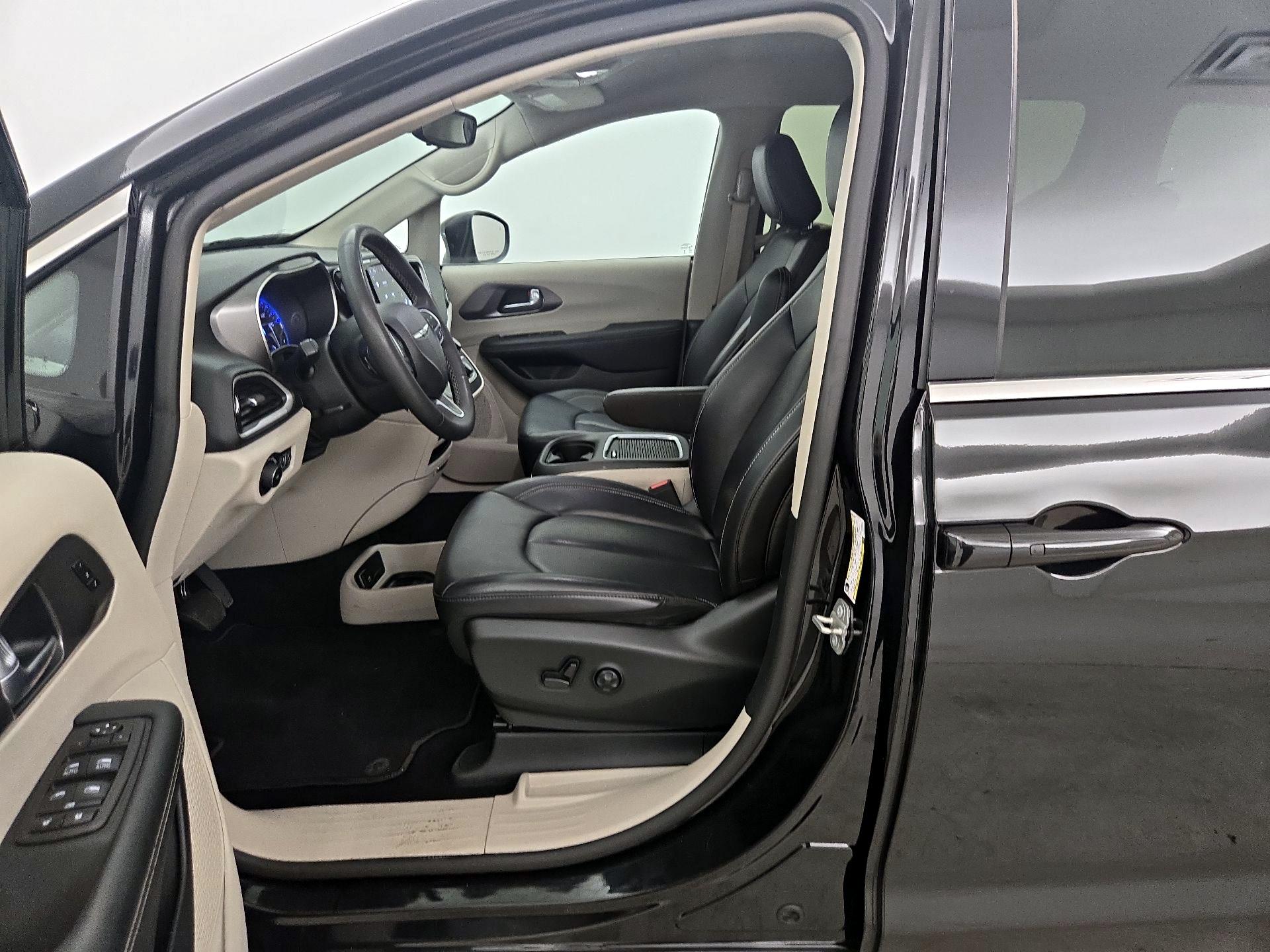 Thumbnail: 2023 Chrysler Pacifica - 19