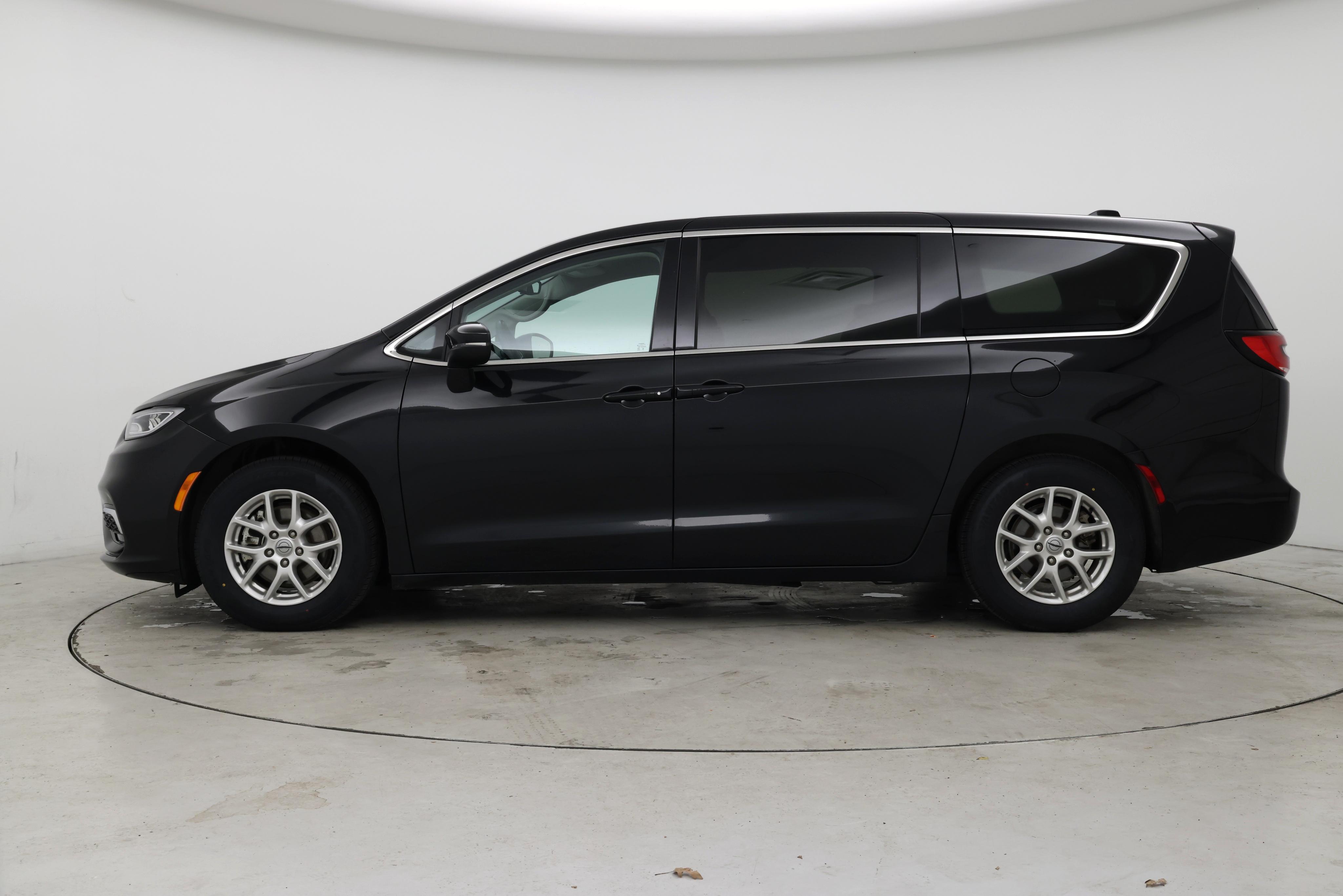 Thumbnail: 2023 Chrysler Pacifica - 3