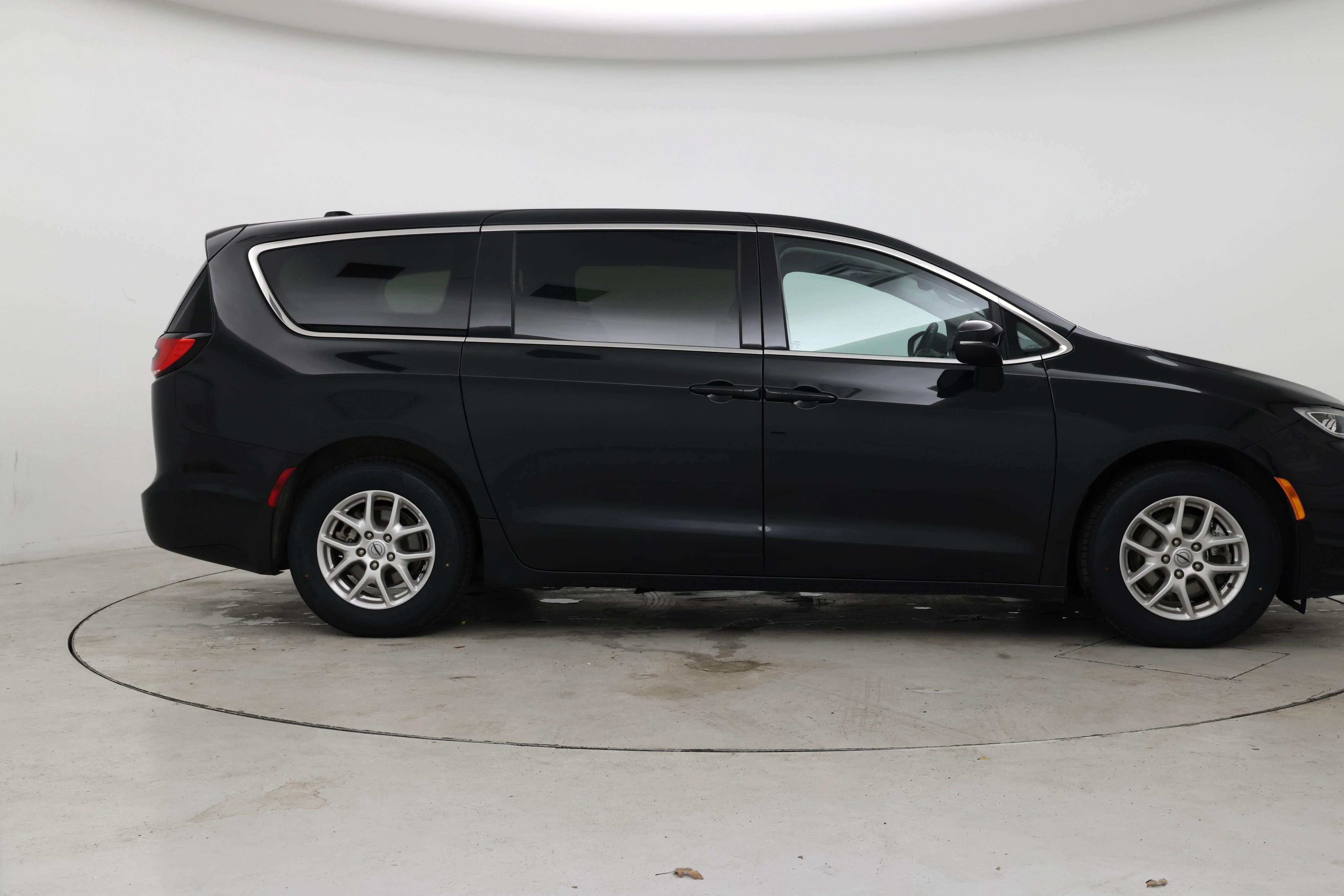 Thumbnail: 2023 Chrysler Pacifica - 7