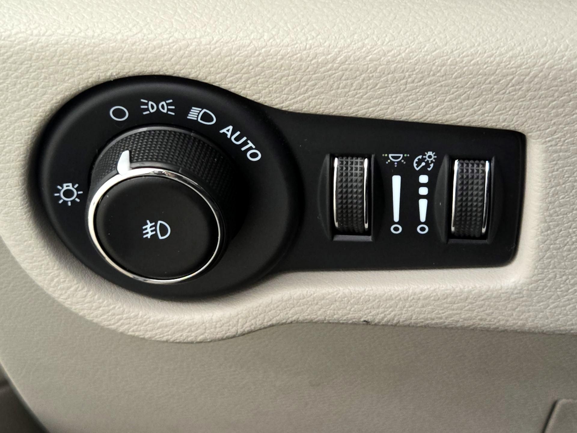 Thumbnail: 2023 Chrysler Pacifica - 13