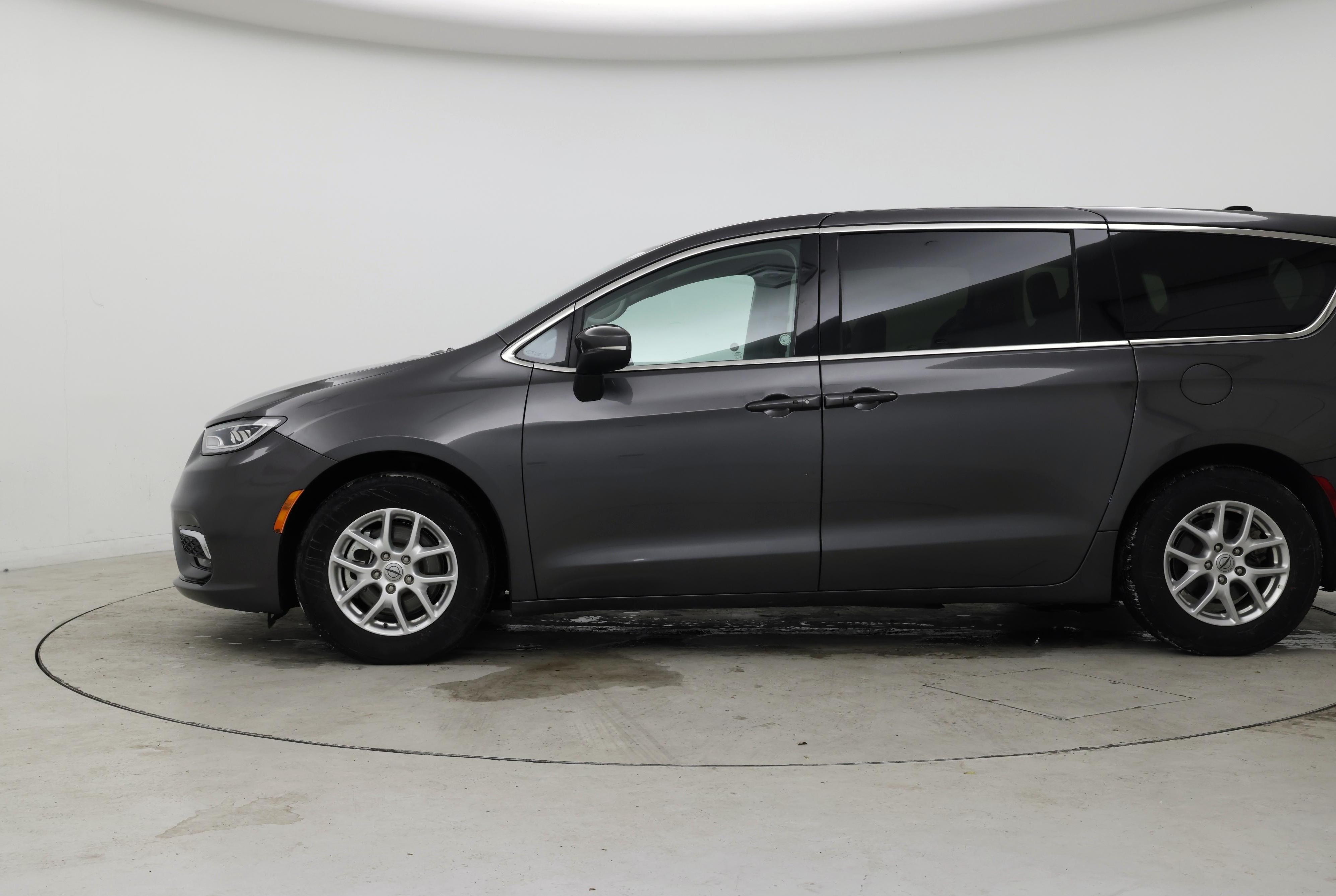 Thumbnail: 2023 Chrysler Pacifica - 3