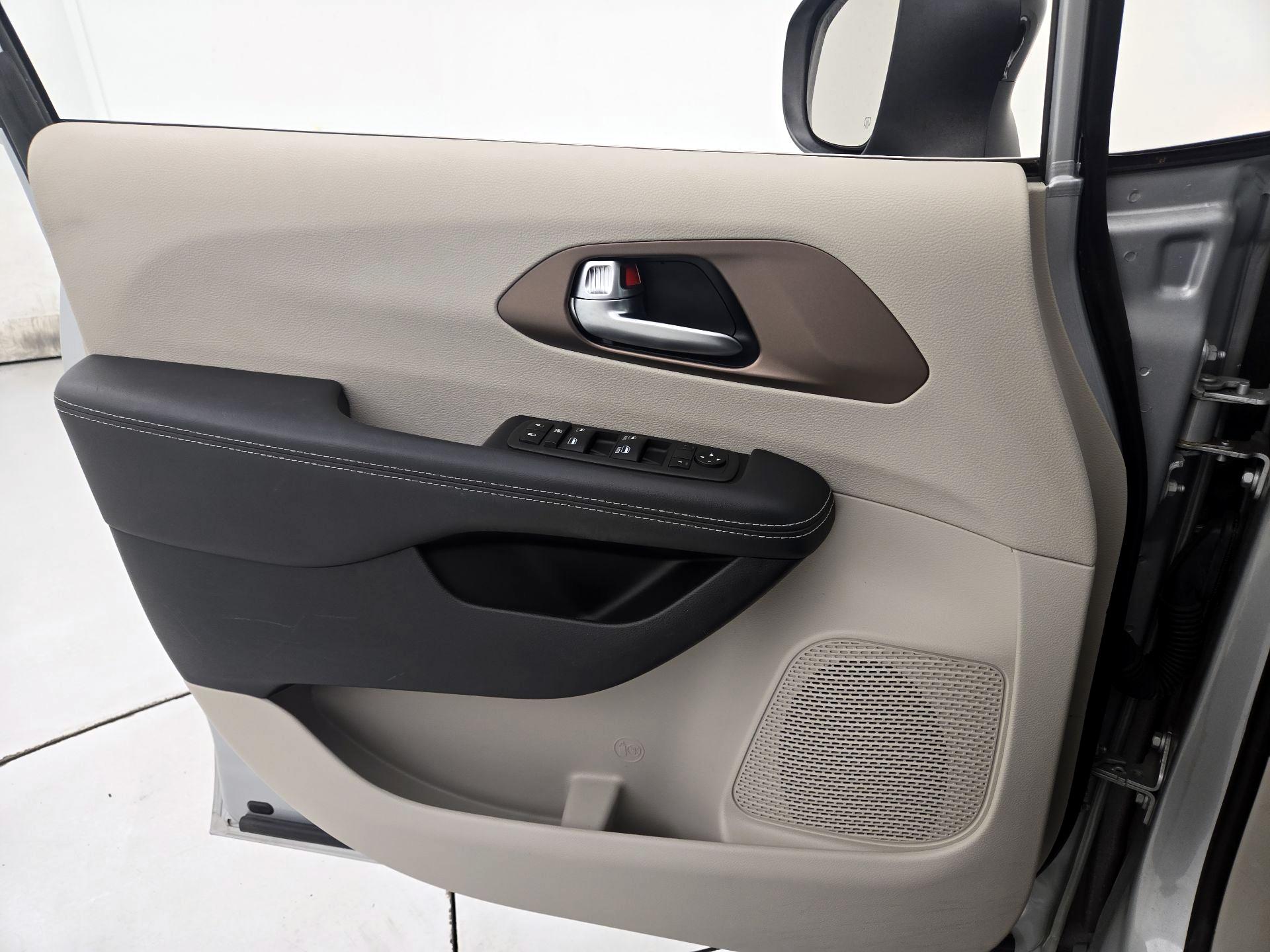 Thumbnail: 2024 Chrysler Voyager - 12