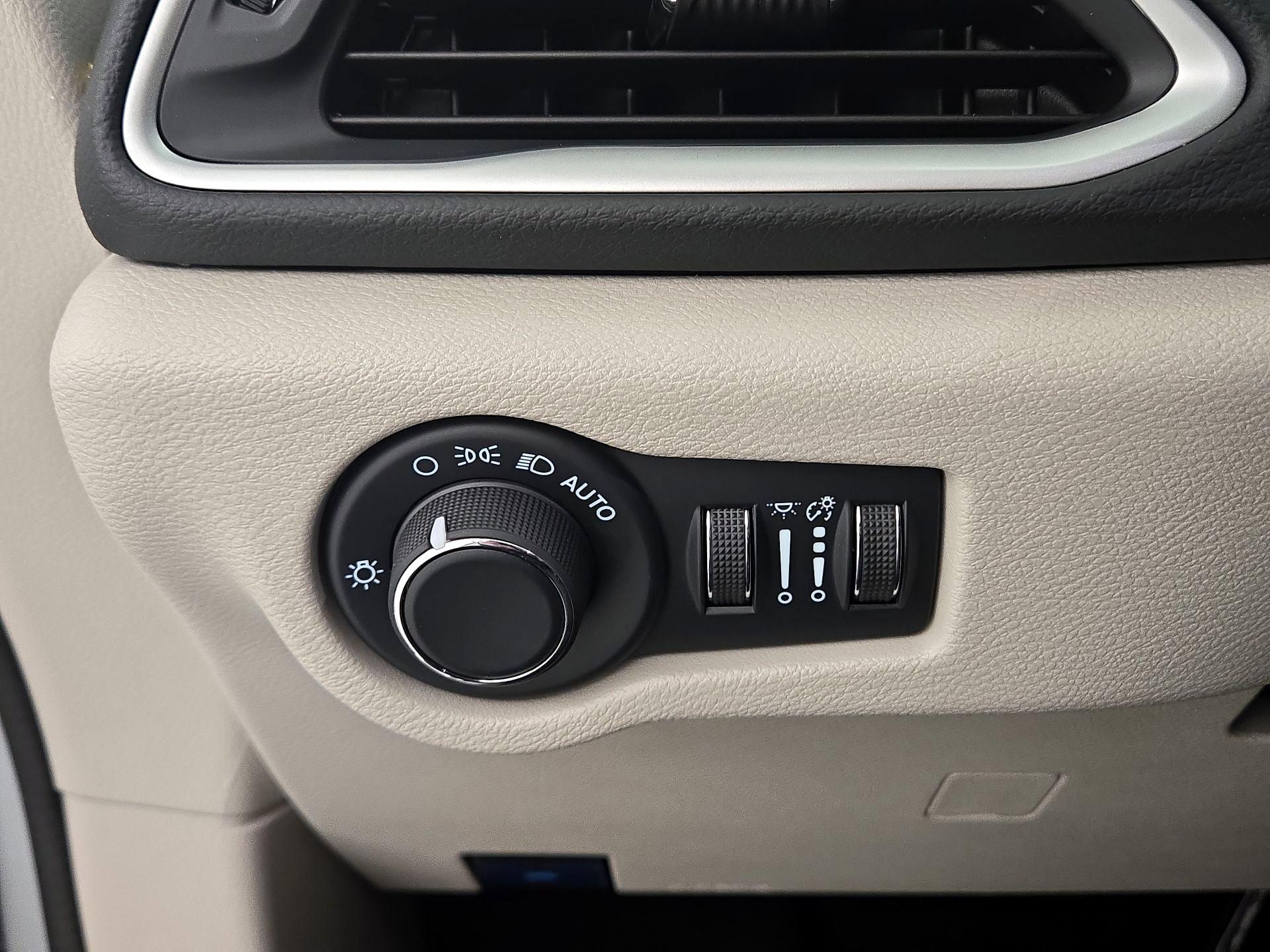 Thumbnail: 2024 Chrysler Voyager - 13