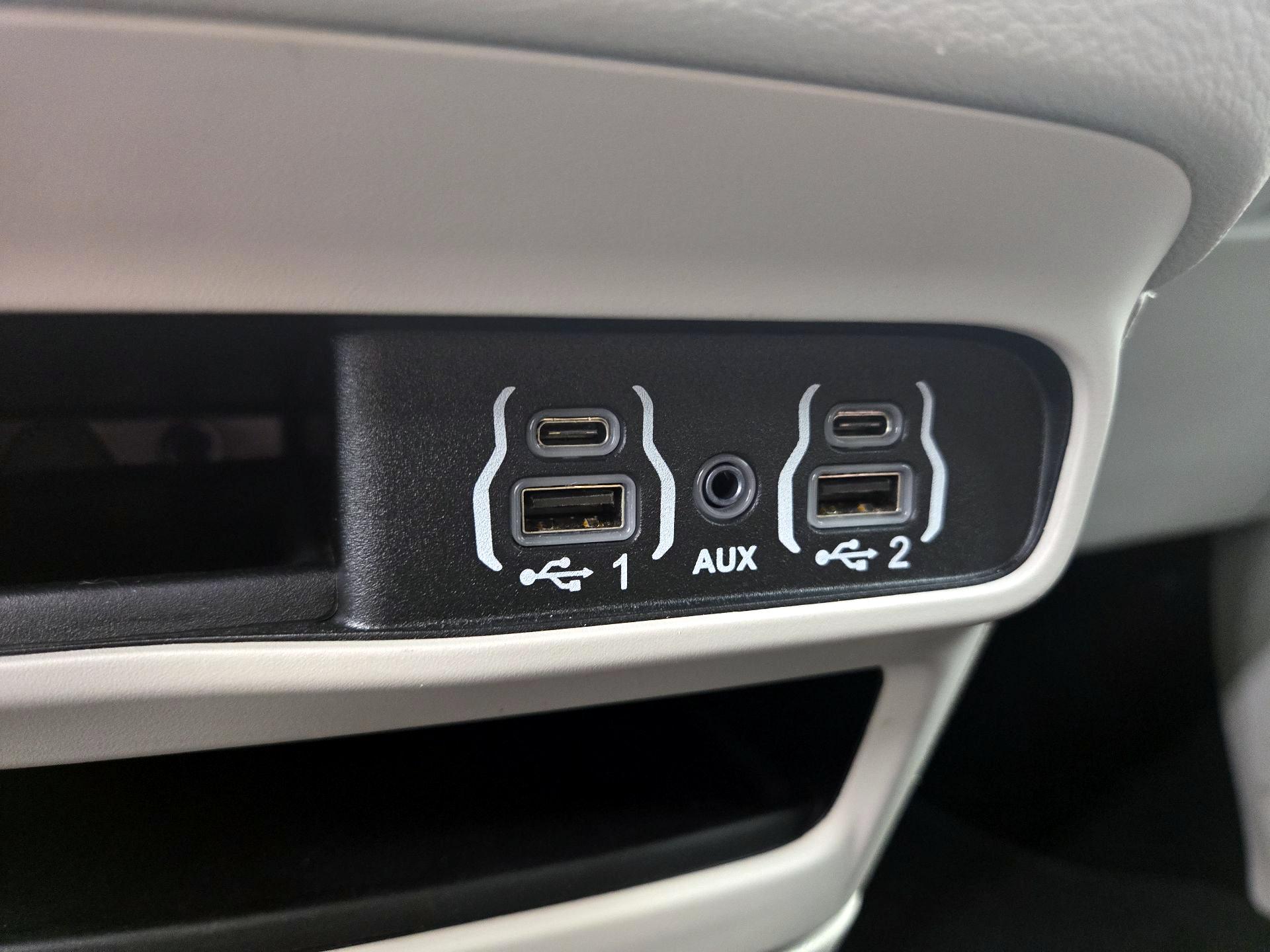 Thumbnail: 2024 Chrysler Voyager - 18