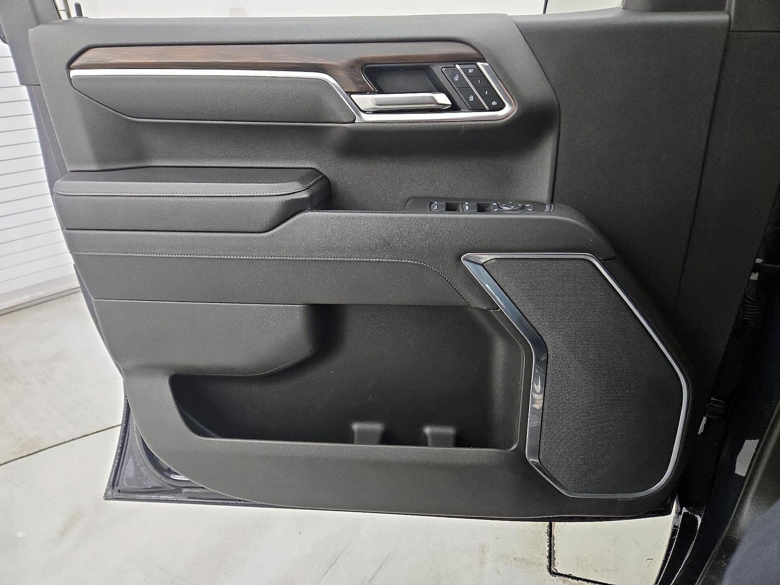 2025 GMC Sierra 1500 SLT - Photo 13