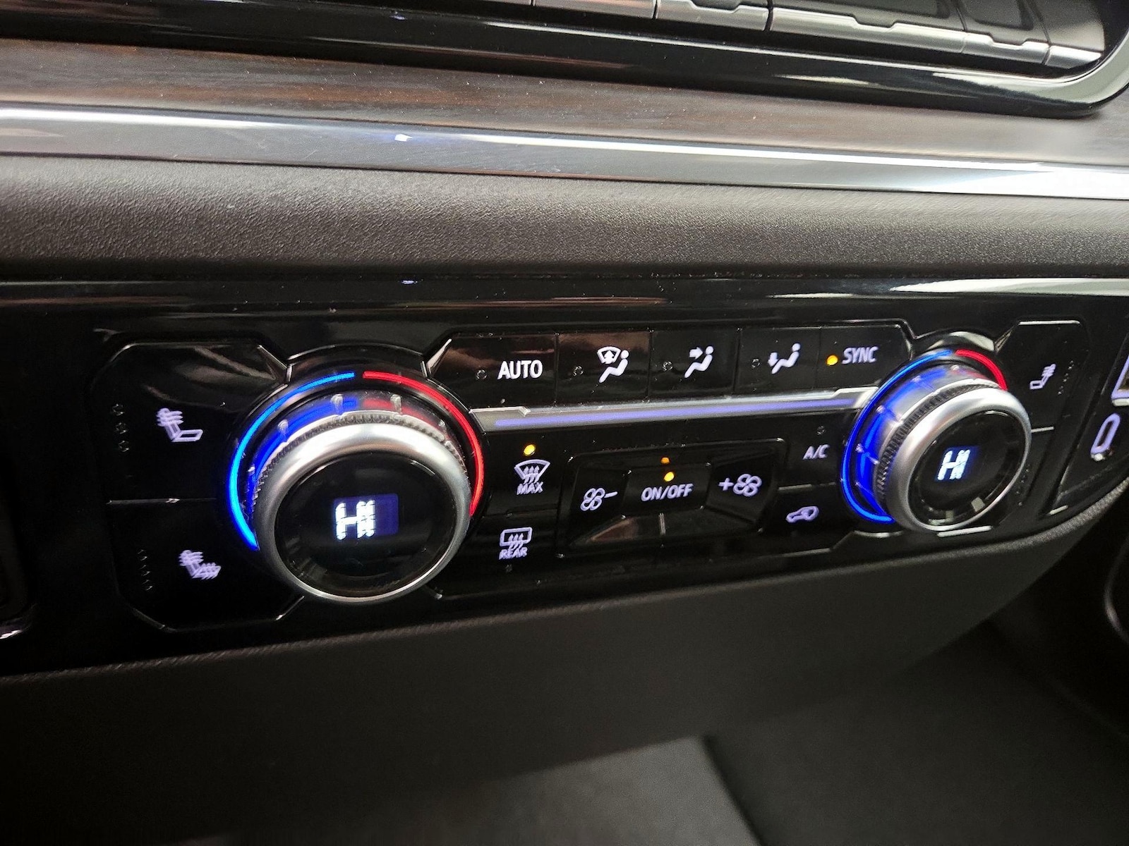 2025 GMC Sierra 1500 SLT - Photo 18