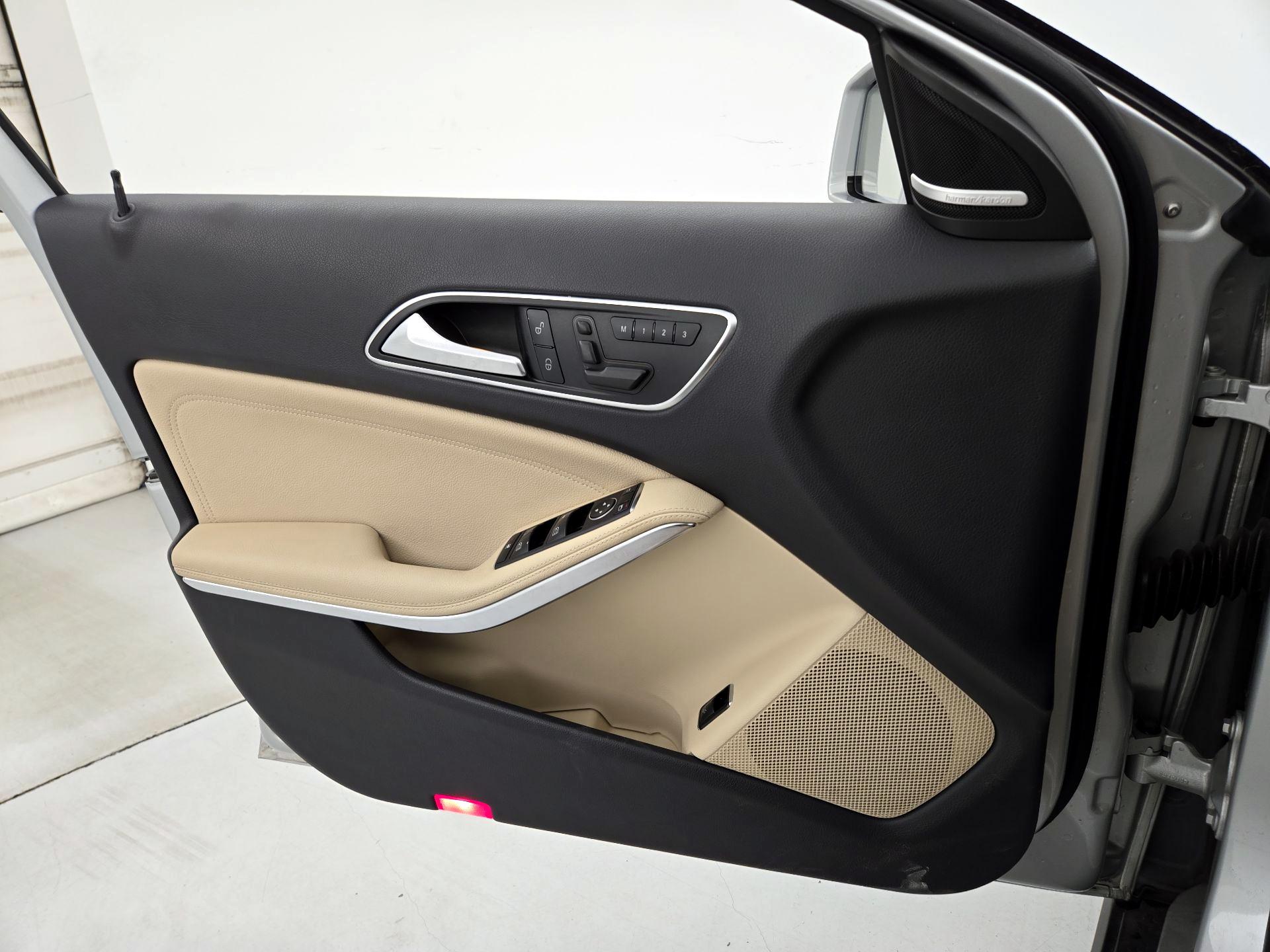 Thumbnail: 2015 Mercedes-Benz GLA - 12