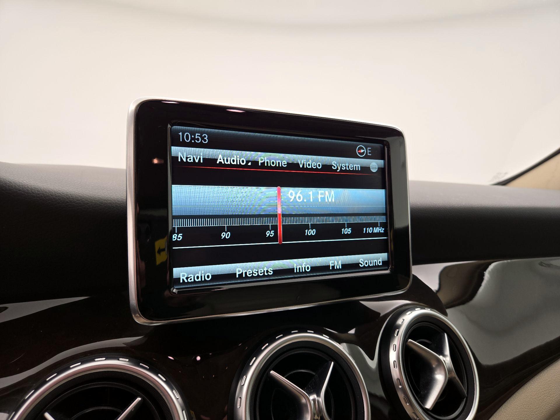 Thumbnail: 2015 Mercedes-Benz GLA - 16