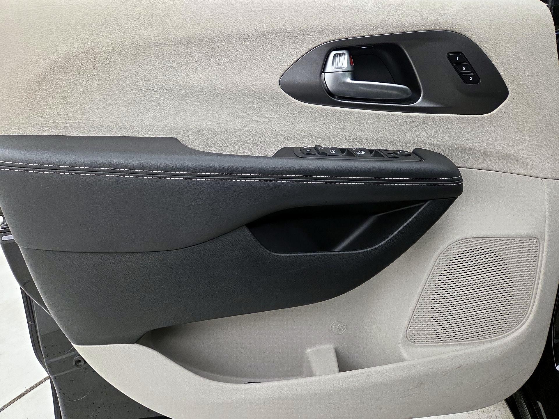 Thumbnail: 2024 Chrysler Pacifica - 12