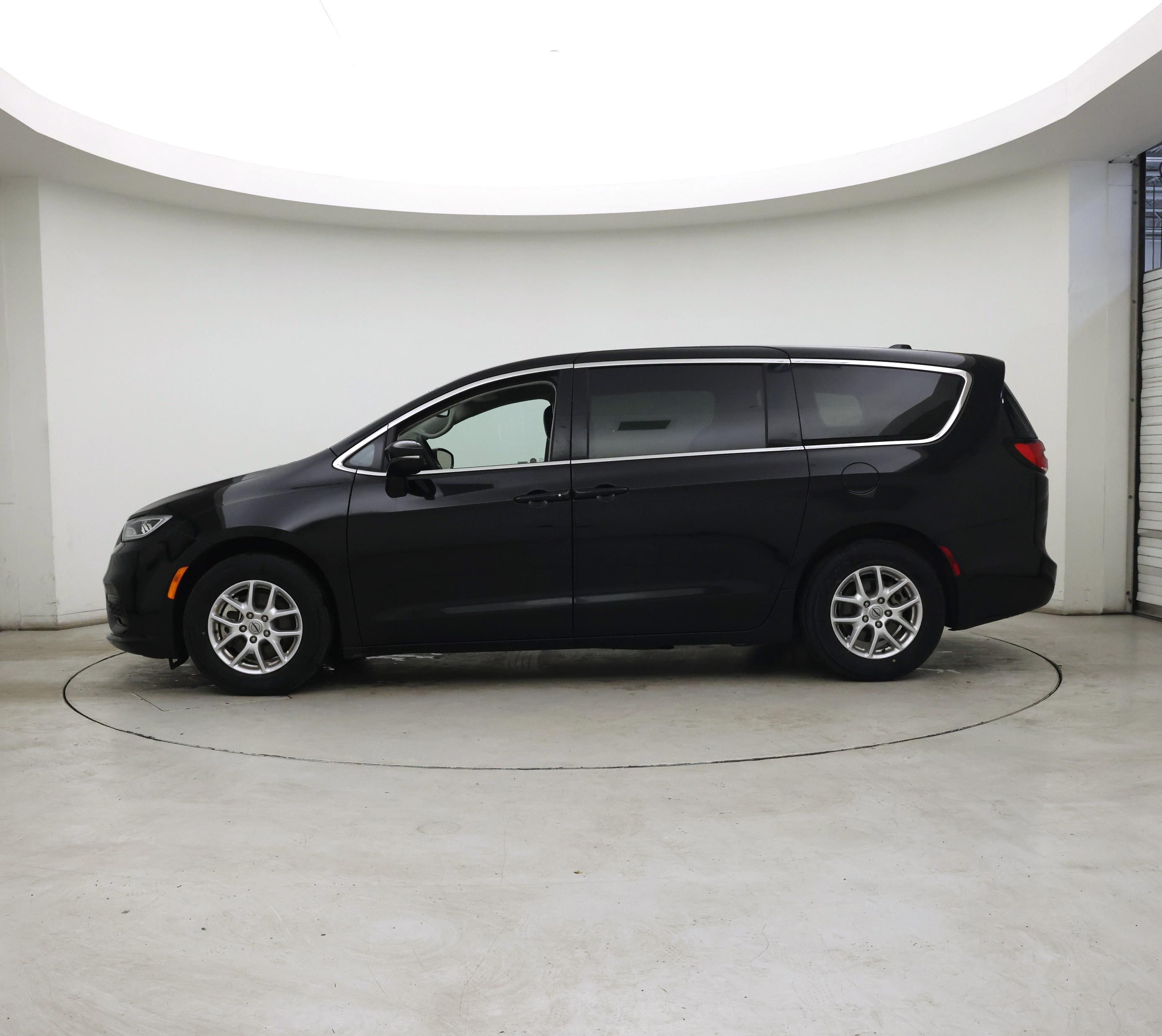 Thumbnail: 2024 Chrysler Pacifica - 3