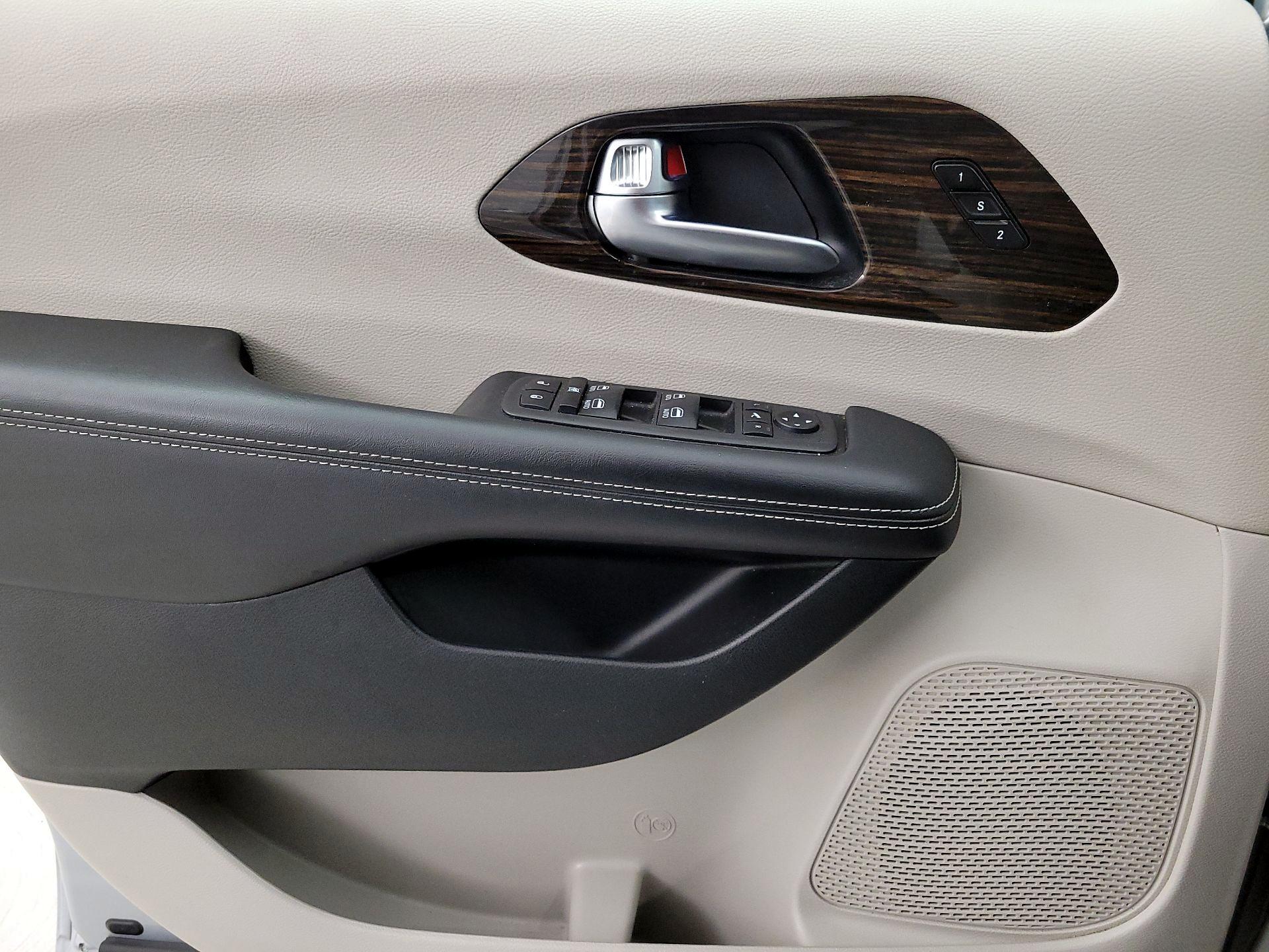 Thumbnail: 2023 Chrysler Pacifica - 12