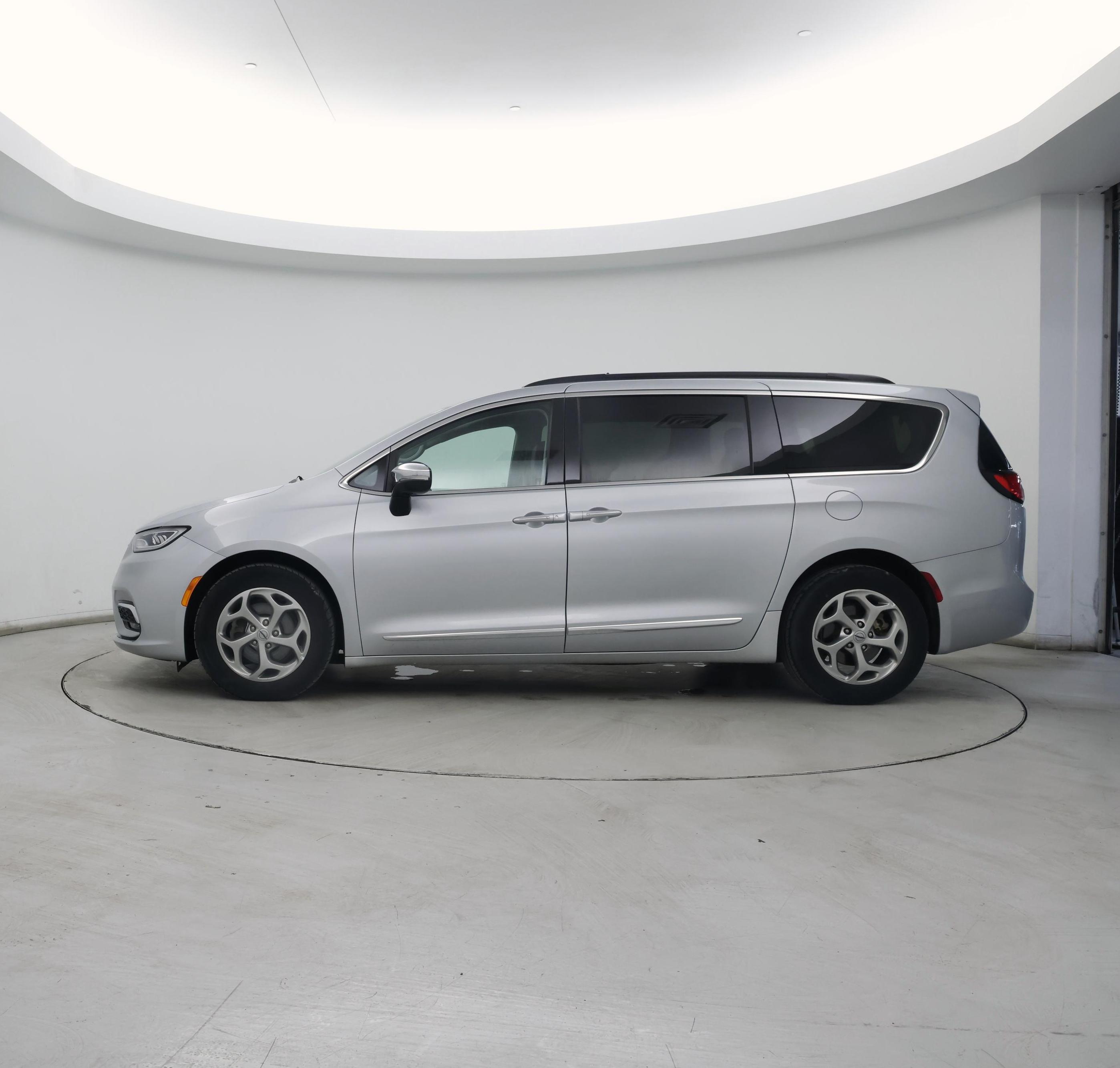 Thumbnail: 2023 Chrysler Pacifica - 3