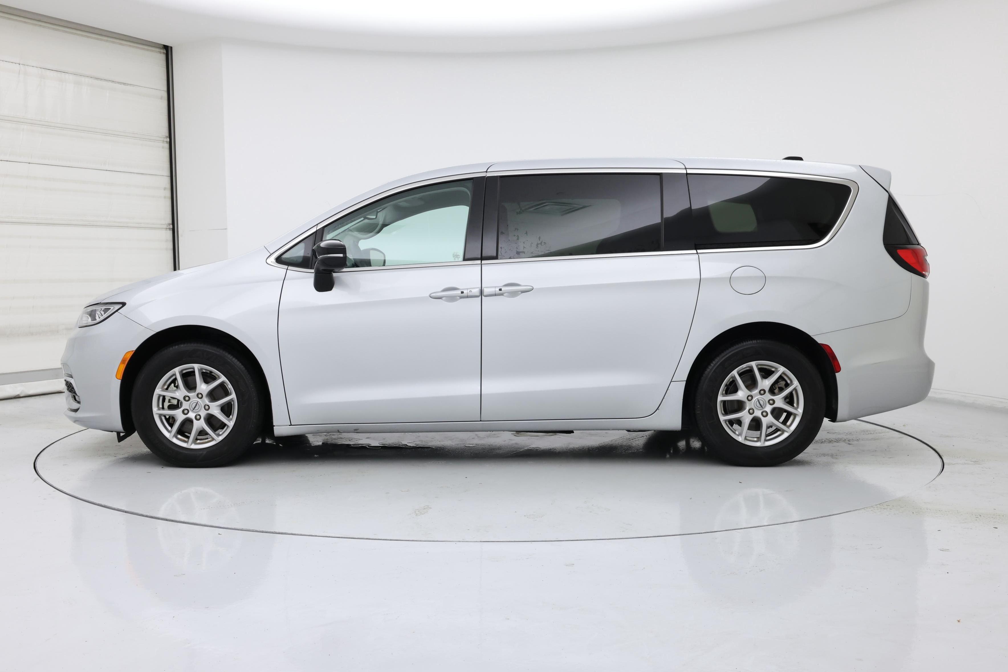 Thumbnail: 2024 Chrysler Pacifica - 3