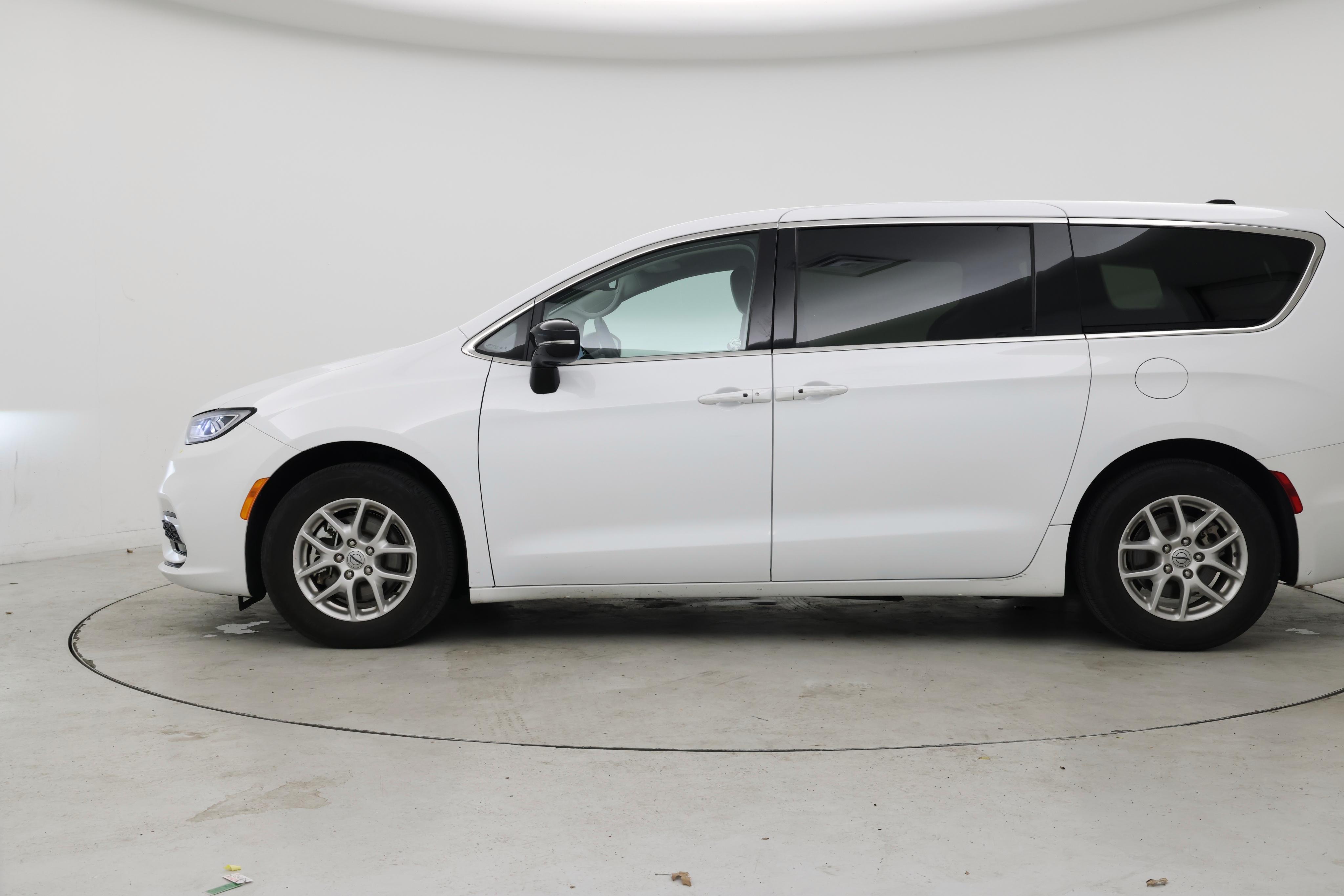 Thumbnail: 2024 Chrysler Pacifica - 3