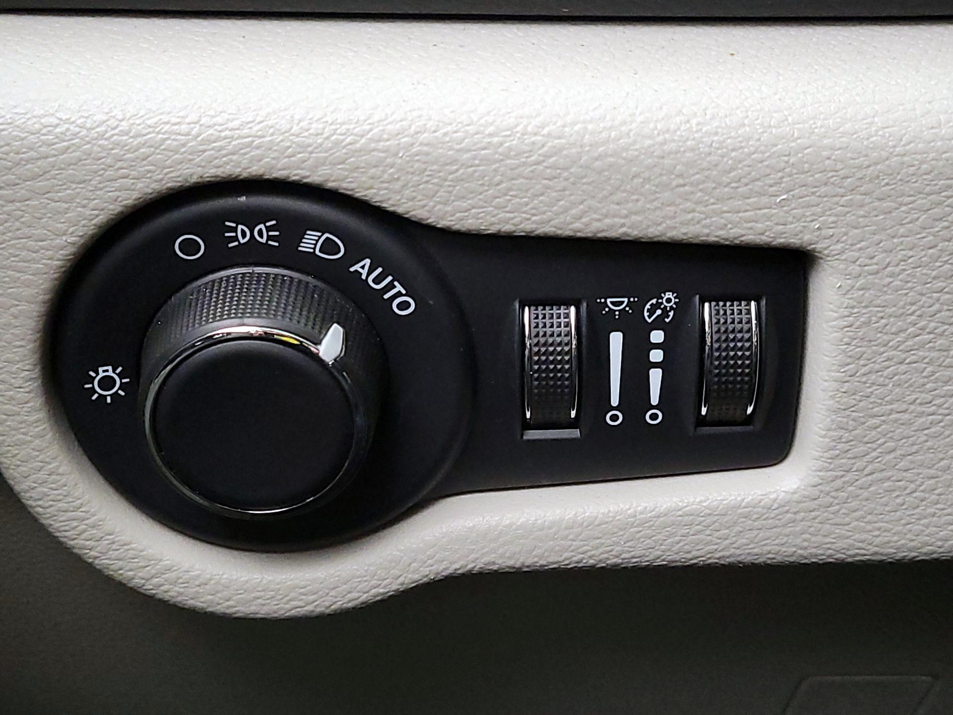 Thumbnail: 2023 Chrysler Voyager - 13