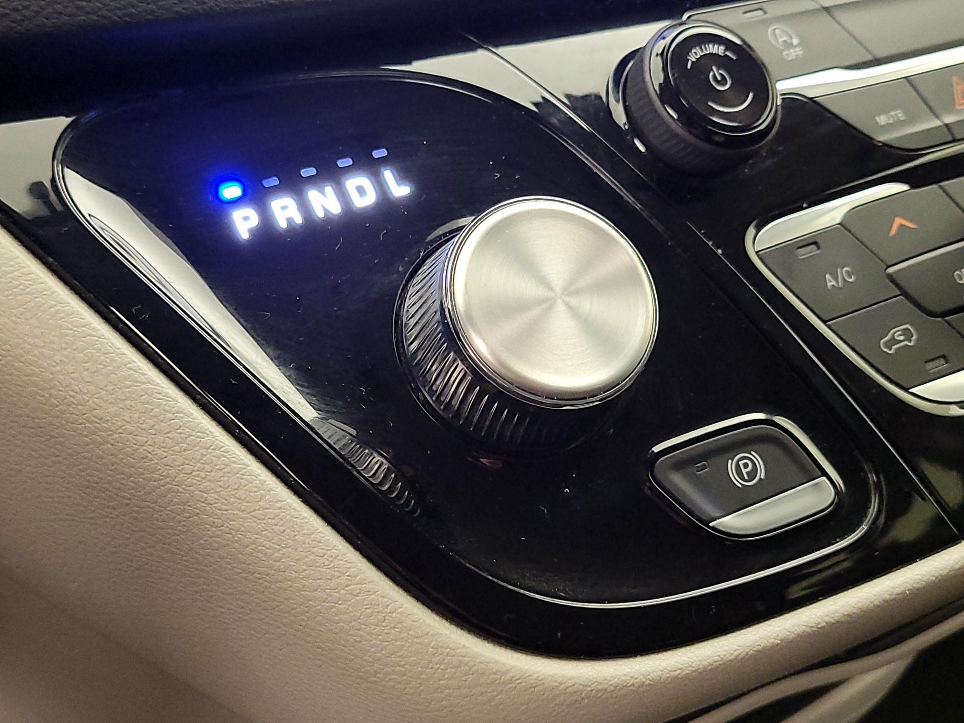 Thumbnail: 2023 Chrysler Voyager - 17