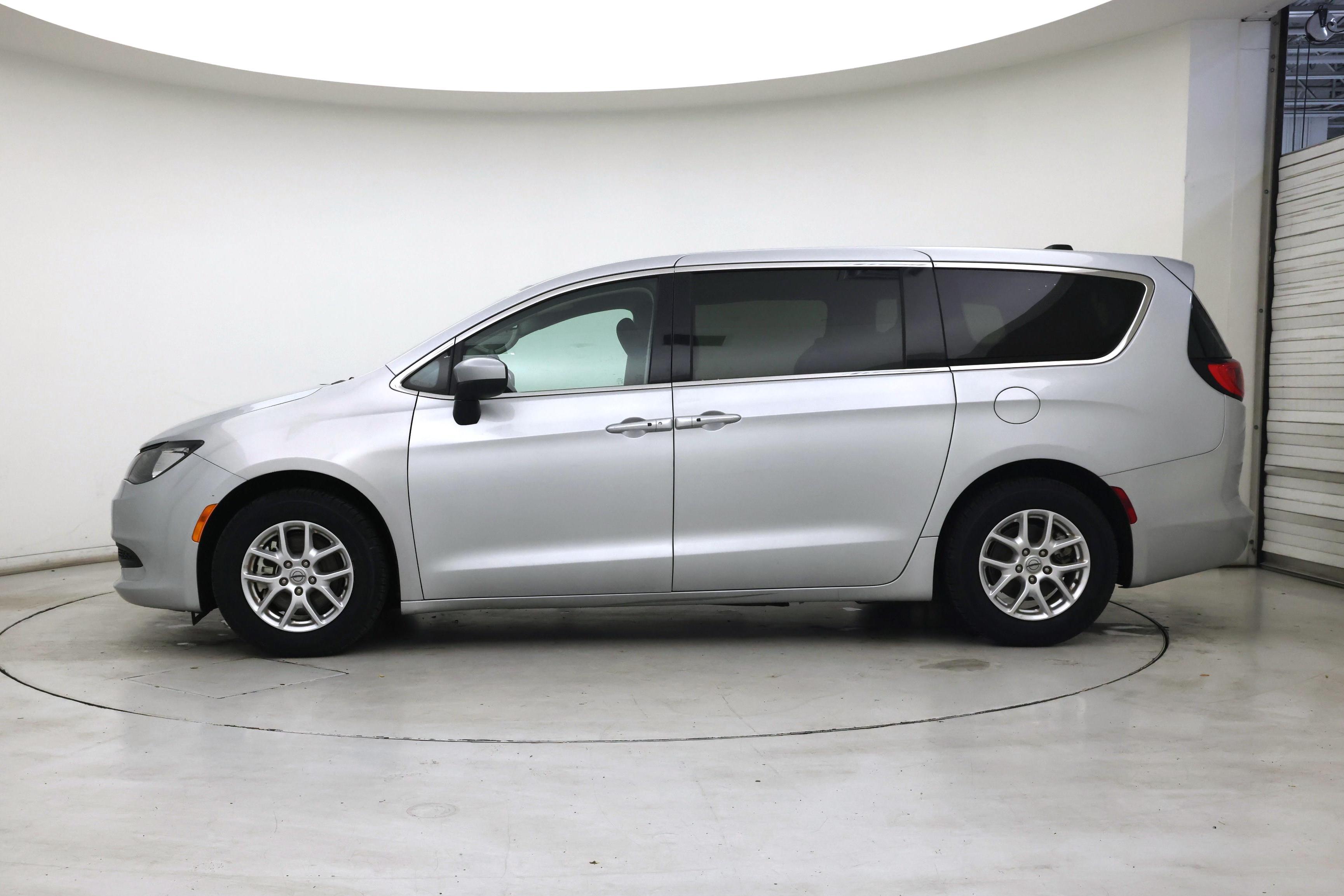 Thumbnail: 2023 Chrysler Voyager - 3