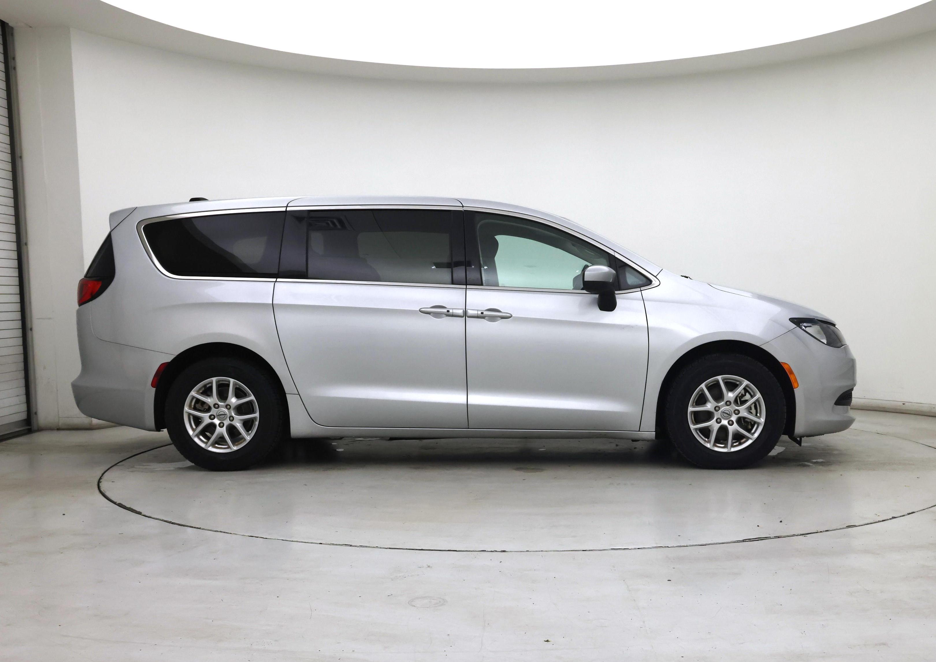 Thumbnail: 2023 Chrysler Voyager - 7