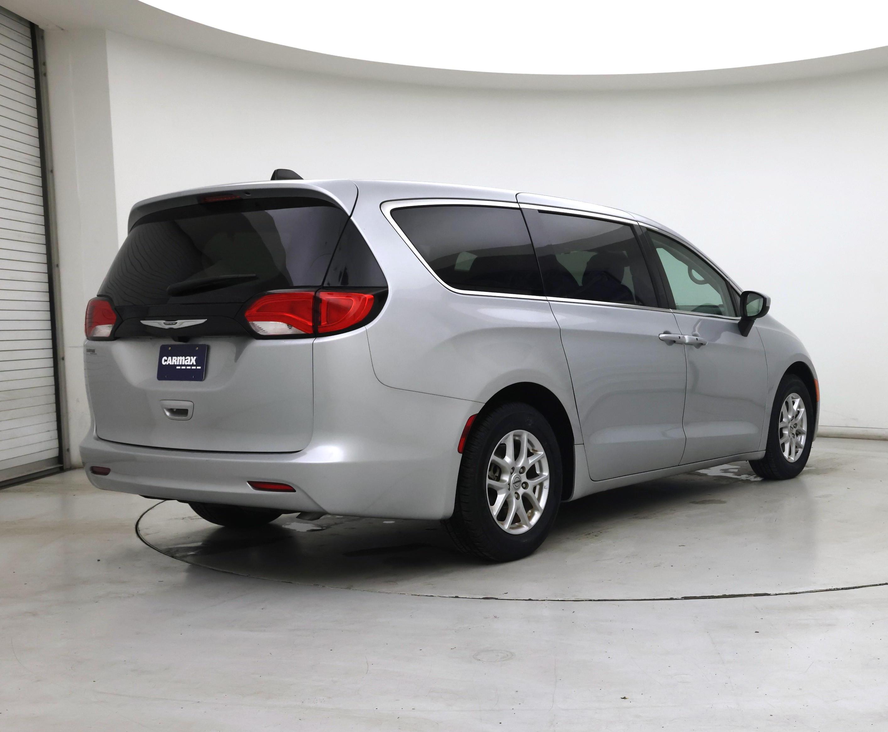 Thumbnail: 2023 Chrysler Voyager - 8