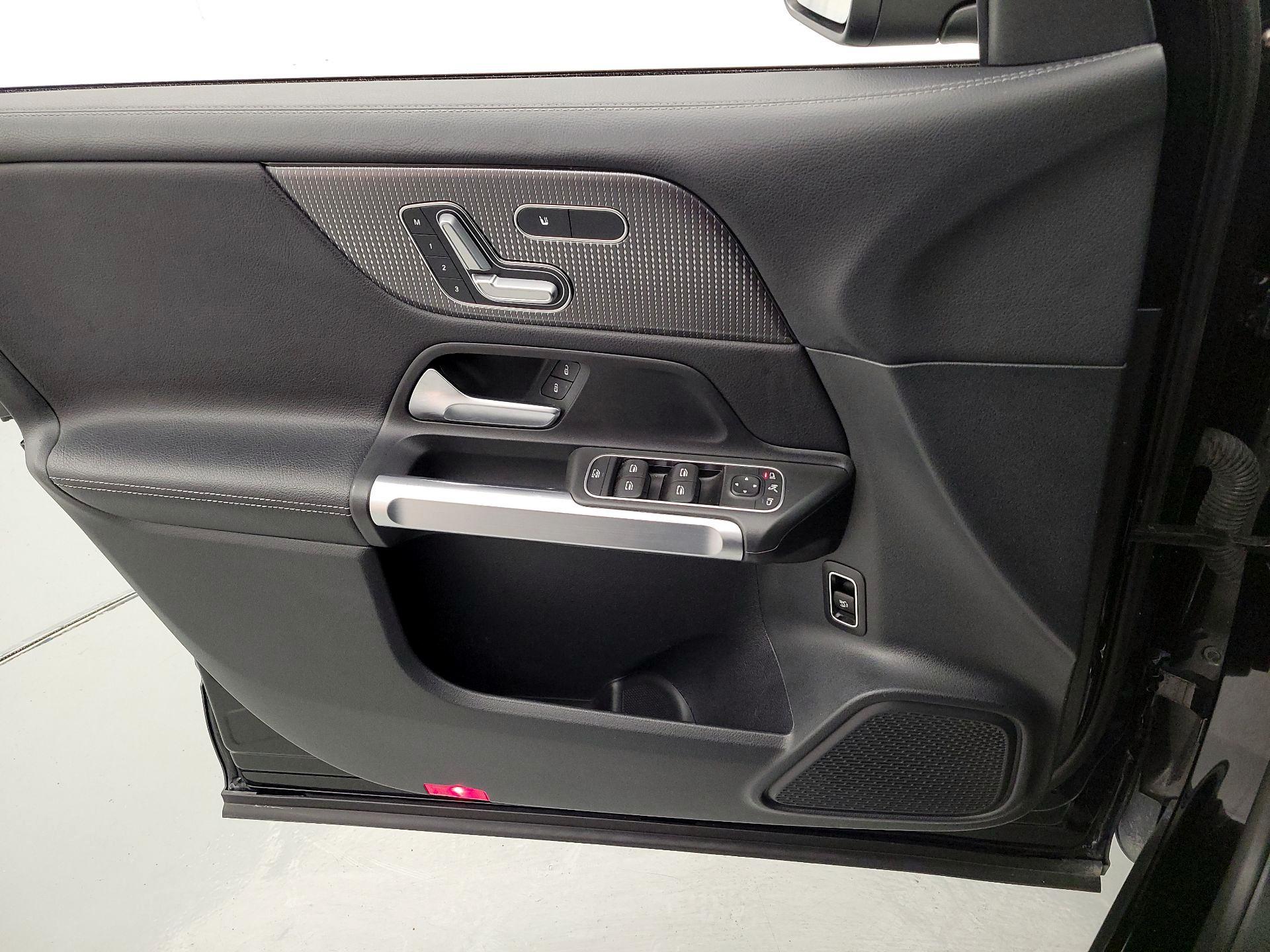 Thumbnail: 2023 Mercedes-Benz GLB - 12