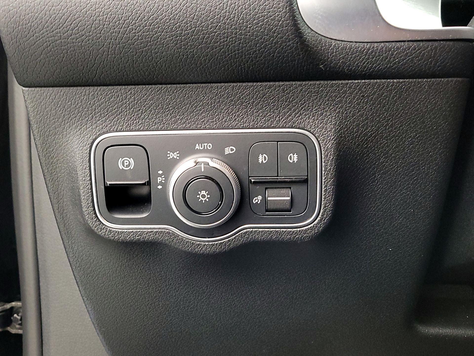 Thumbnail: 2023 Mercedes-Benz GLB - 13