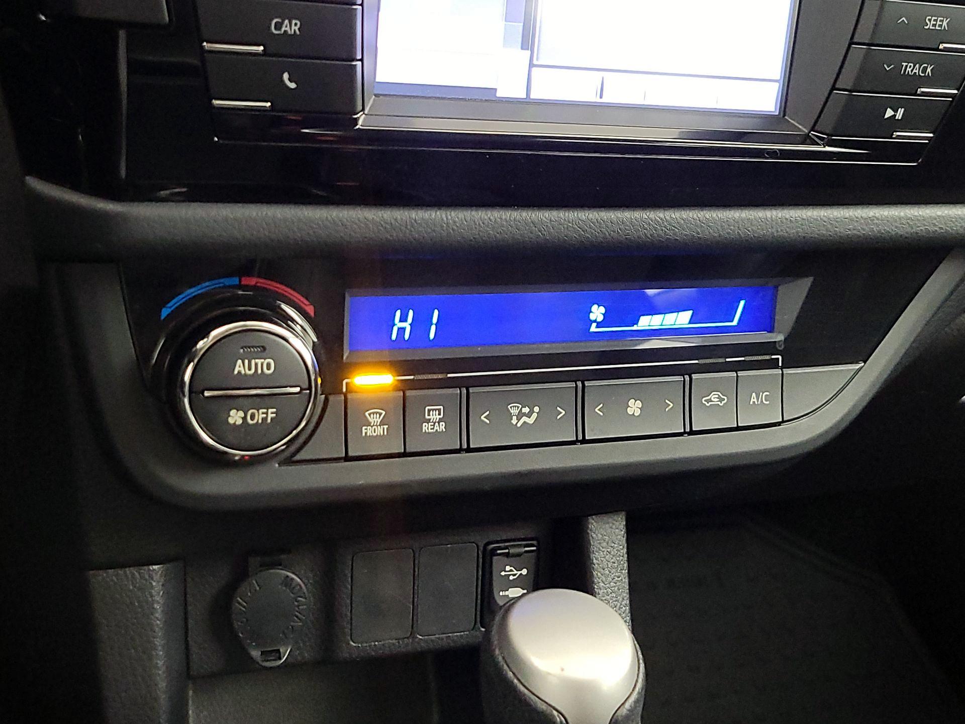 Thumbnail: 2015 Toyota Corolla - 16