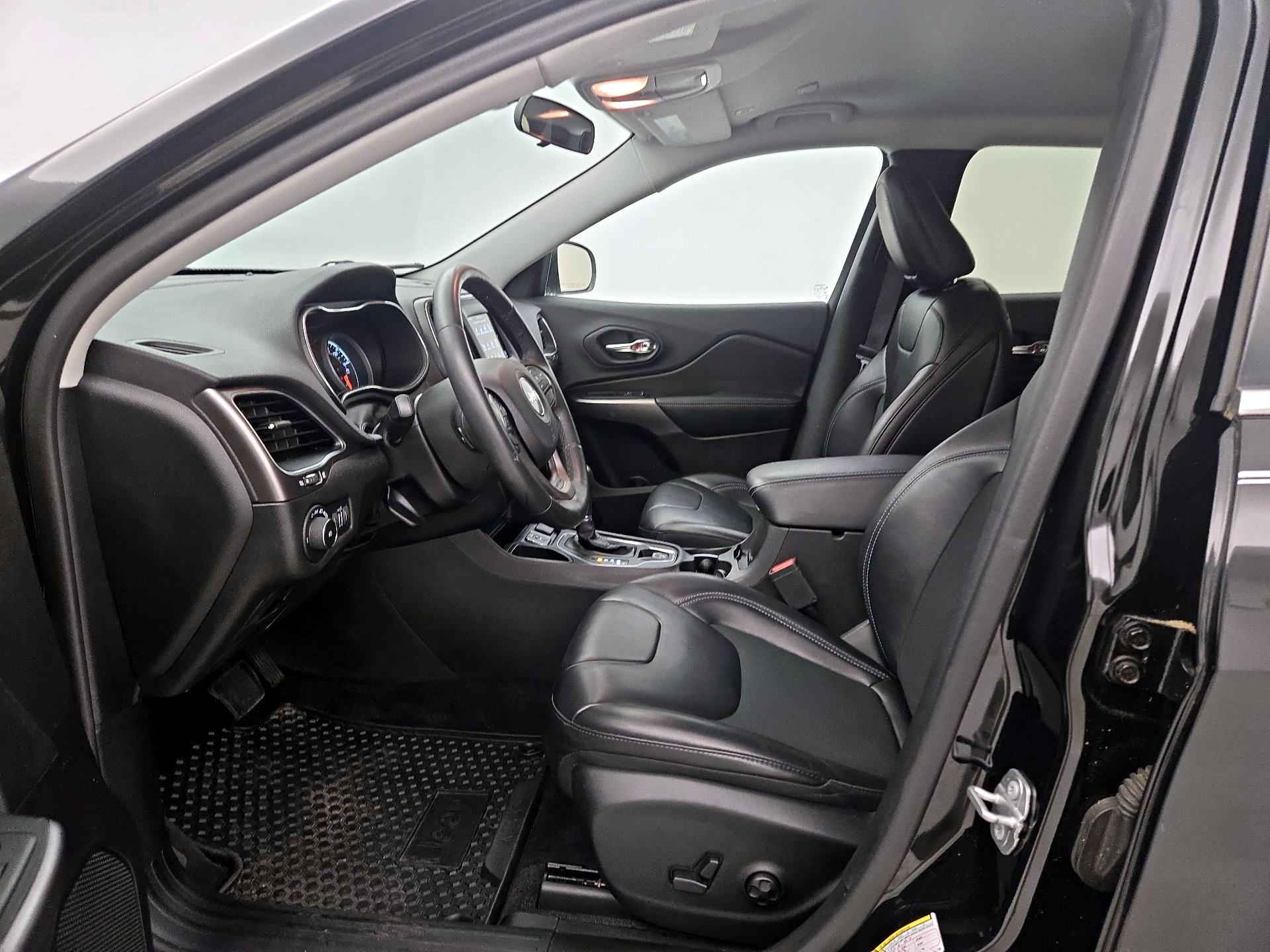 Thumbnail: 2019 Jeep Cherokee - 11