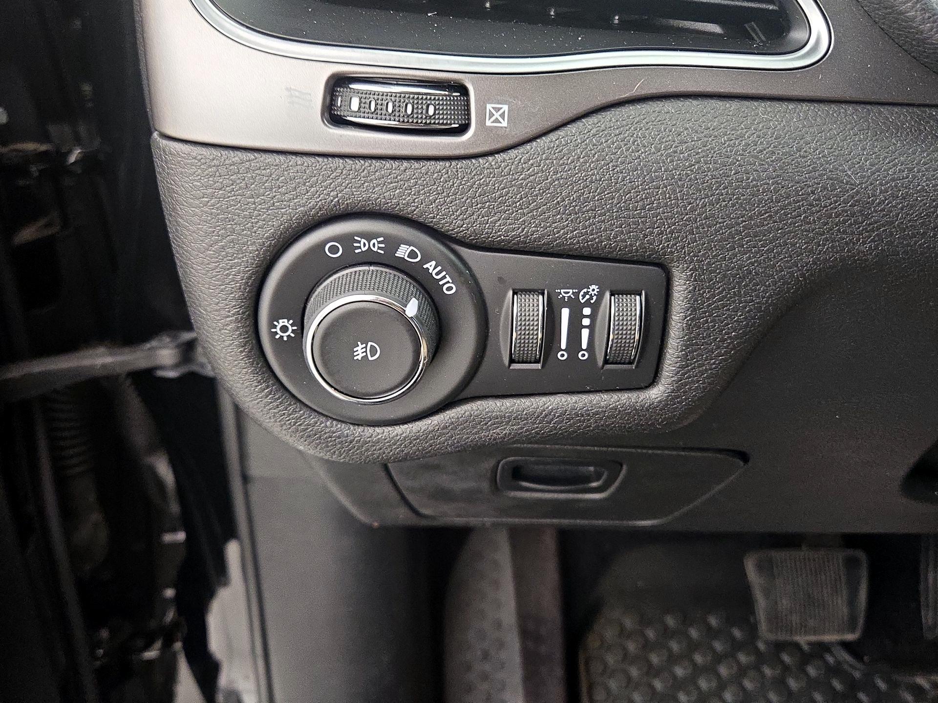 Thumbnail: 2019 Jeep Cherokee - 13