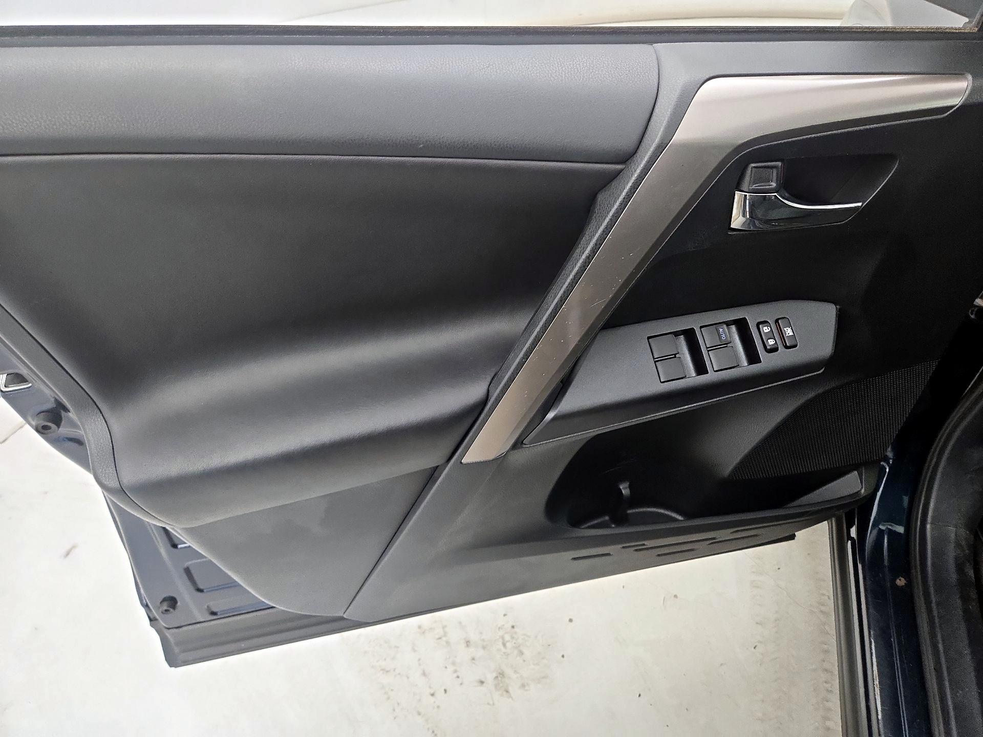 Thumbnail: 2018 Toyota RAV4 - 12