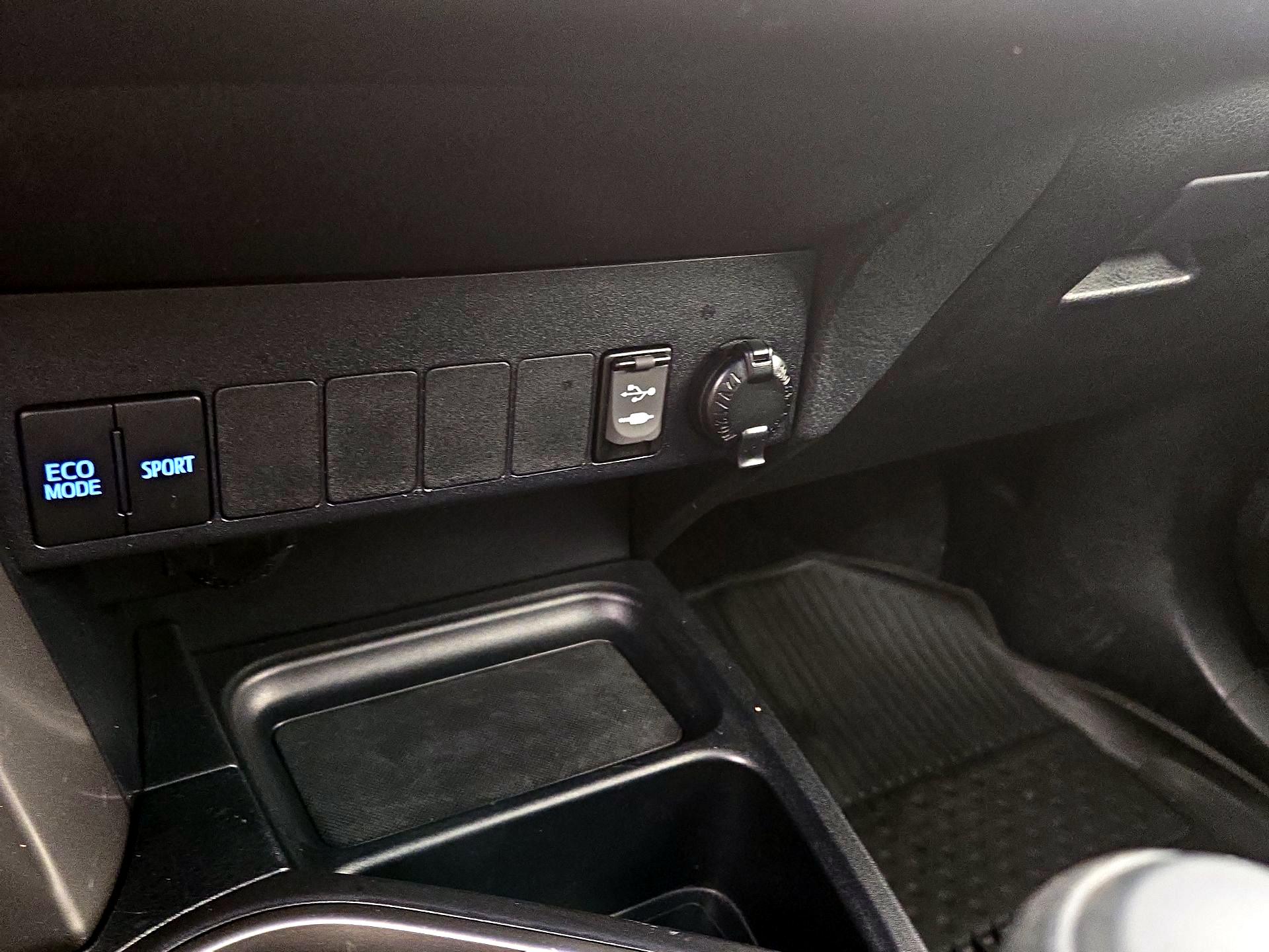 Thumbnail: 2018 Toyota RAV4 - 17