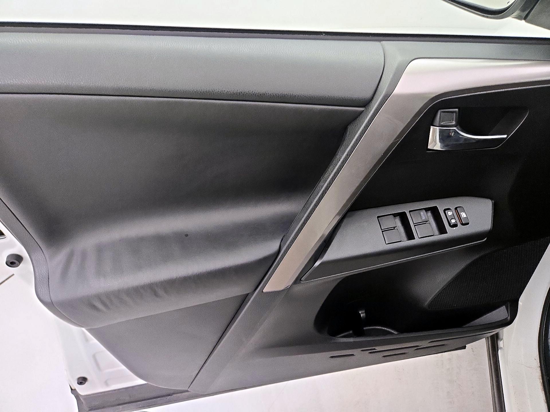 Thumbnail: 2016 Toyota RAV4 - 12