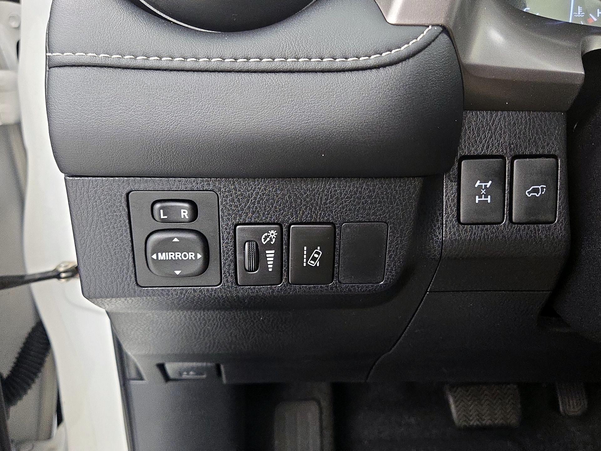 Thumbnail: 2016 Toyota RAV4 - 13