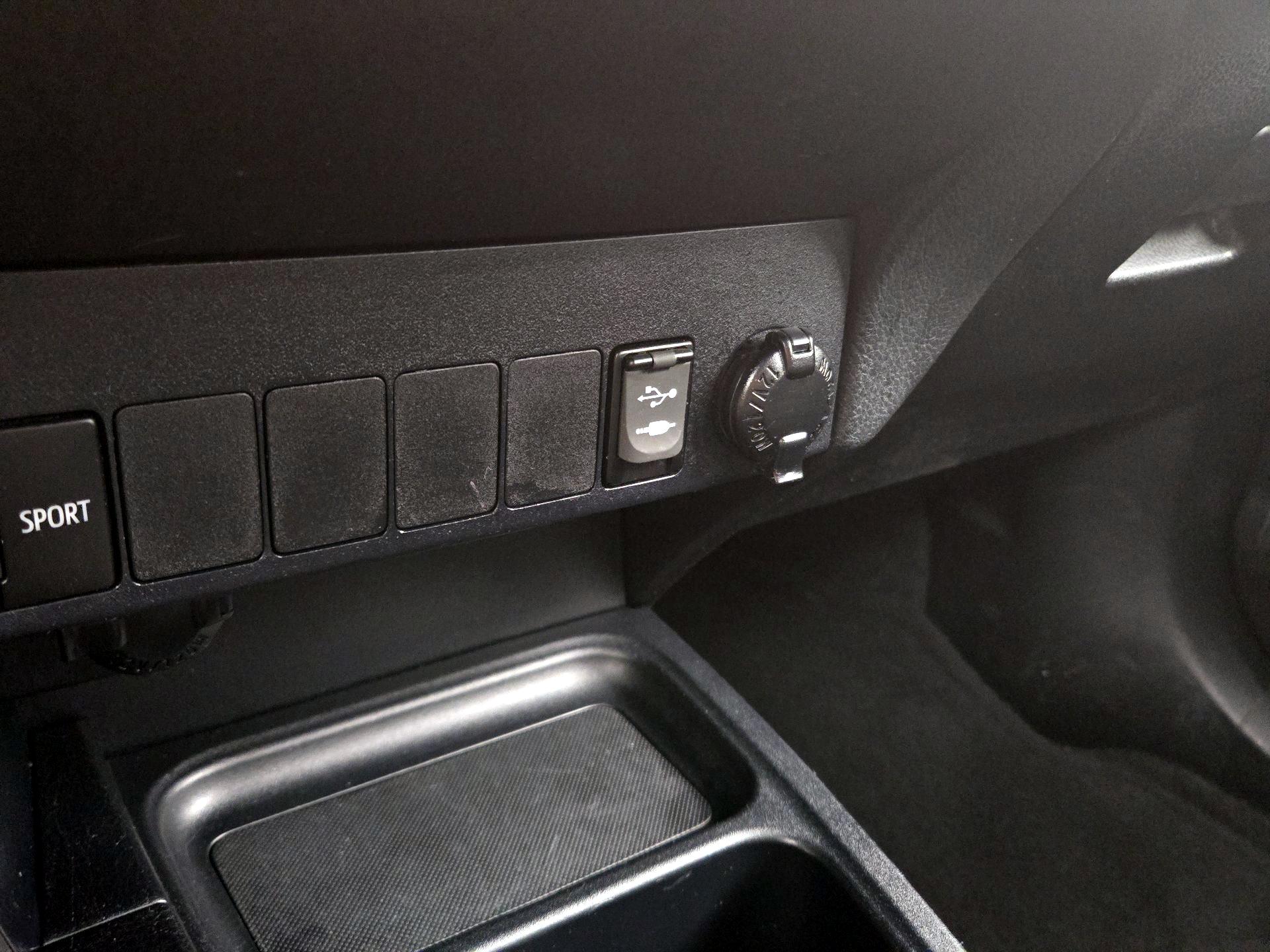 Thumbnail: 2016 Toyota RAV4 - 19