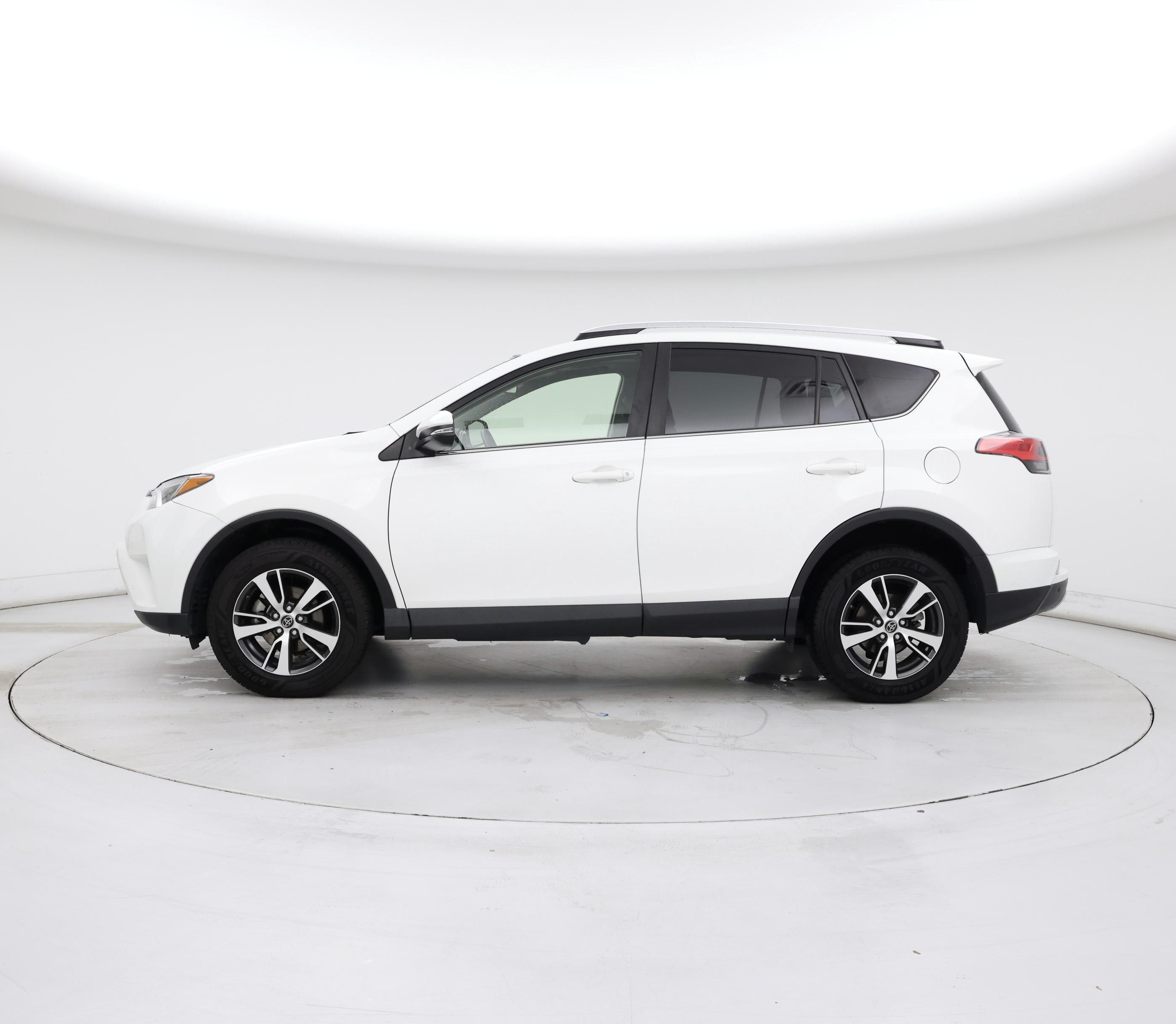 Thumbnail: 2016 Toyota RAV4 - 3