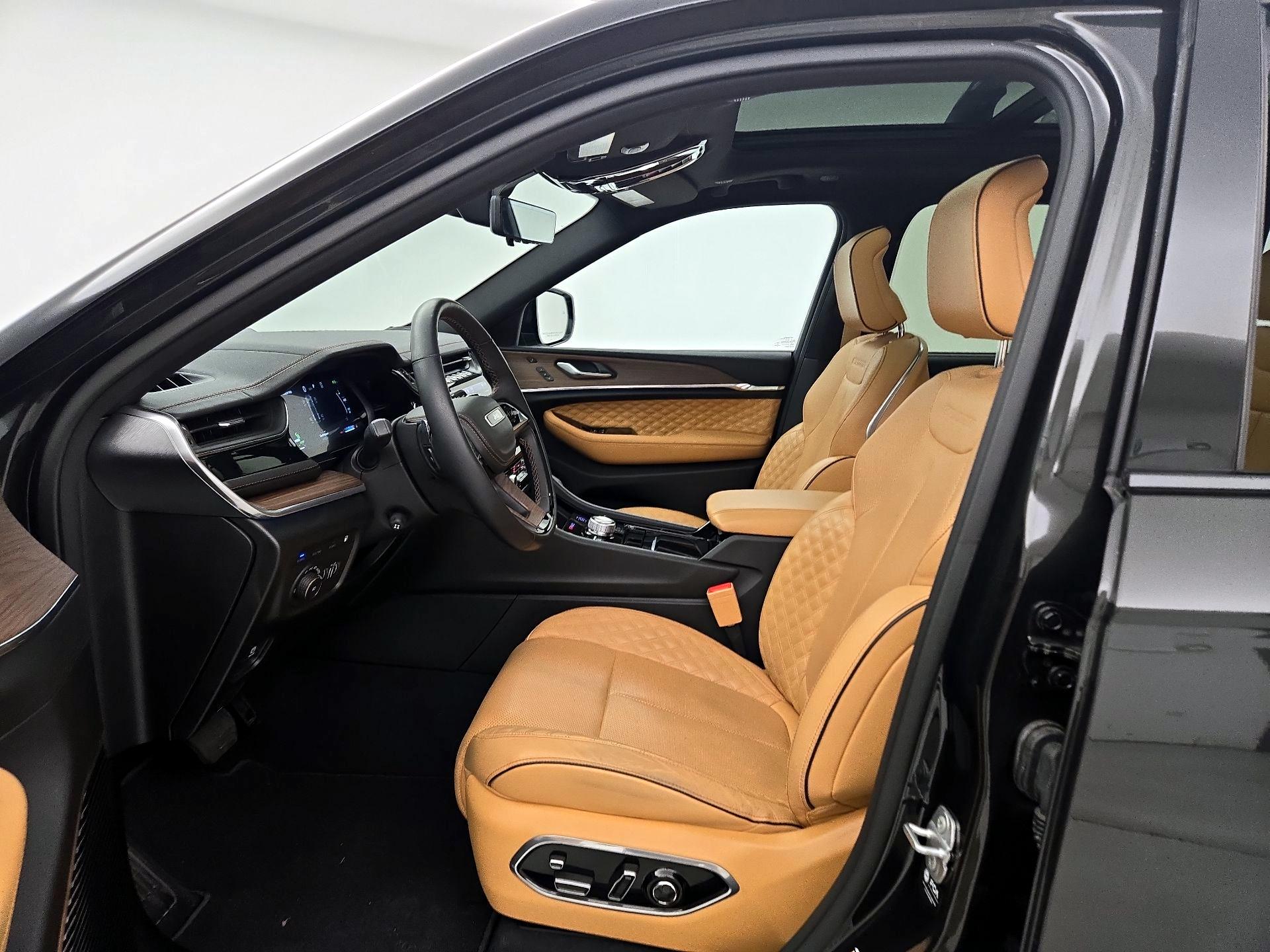 Thumbnail: 2023 Jeep Grand Cherokee - 11