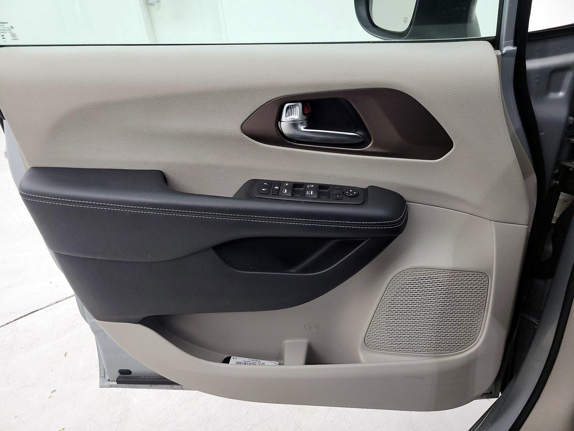 Thumbnail: 2023 Chrysler Voyager - 12