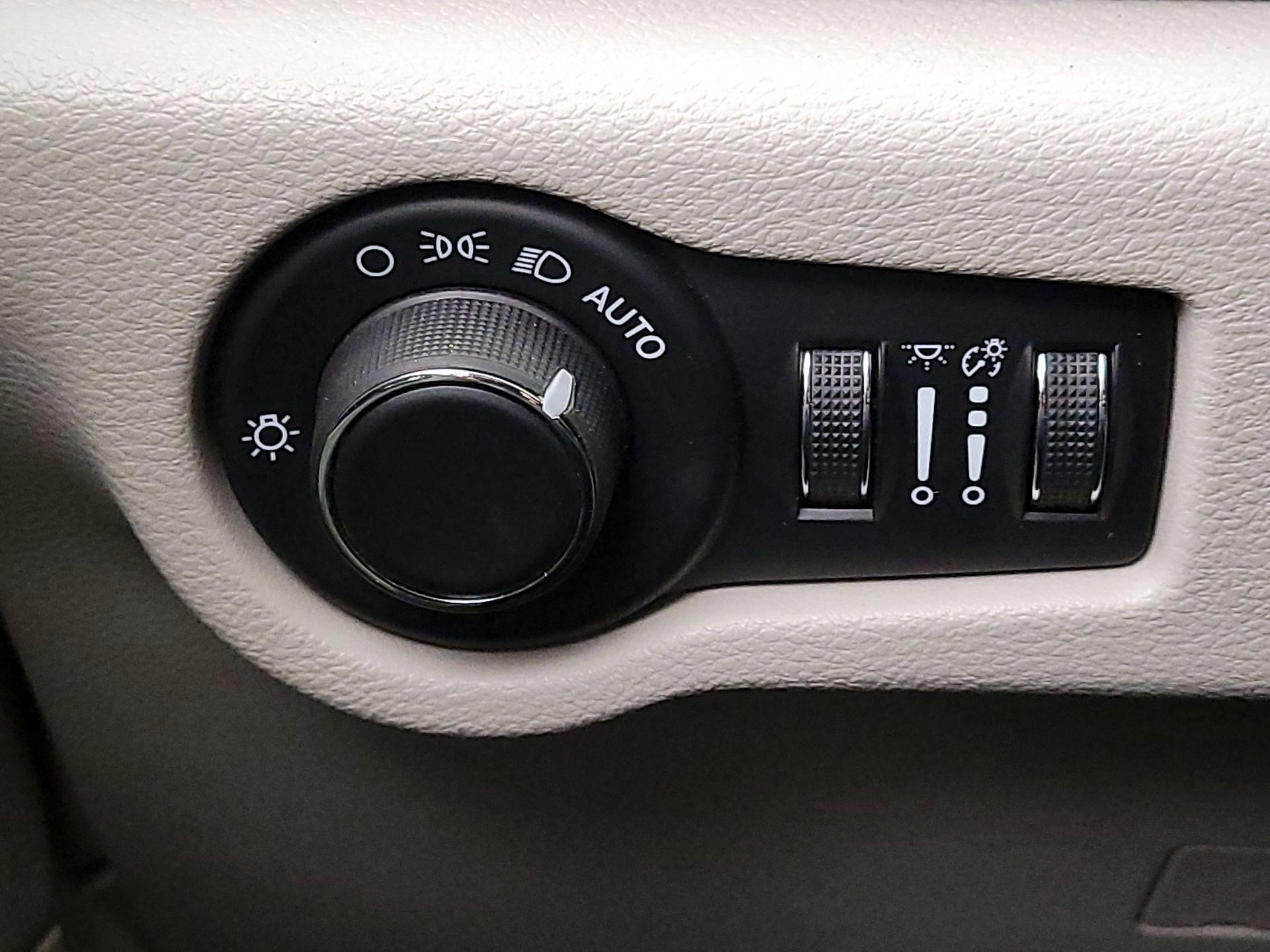 Thumbnail: 2023 Chrysler Voyager - 13