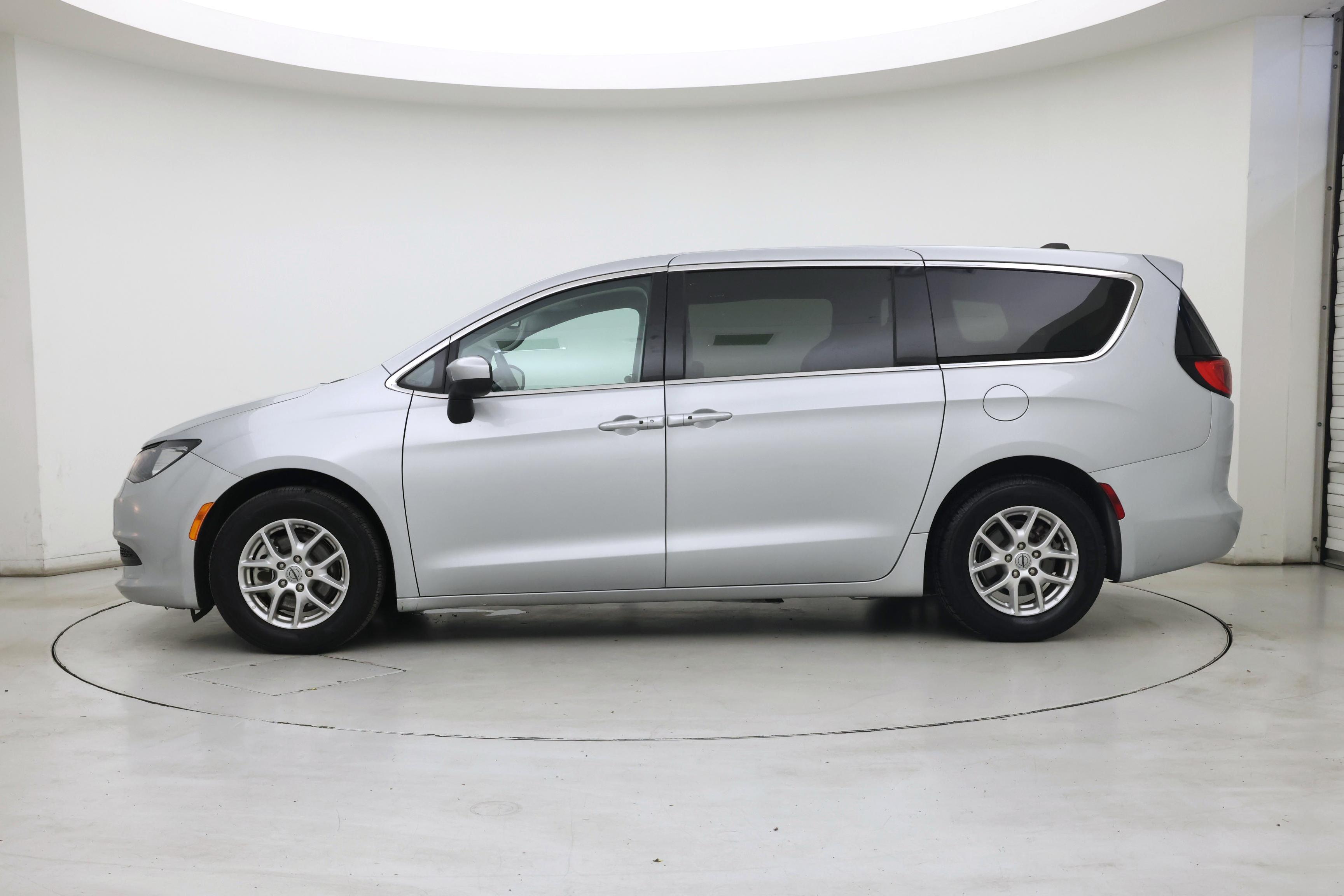 Thumbnail: 2023 Chrysler Voyager - 3