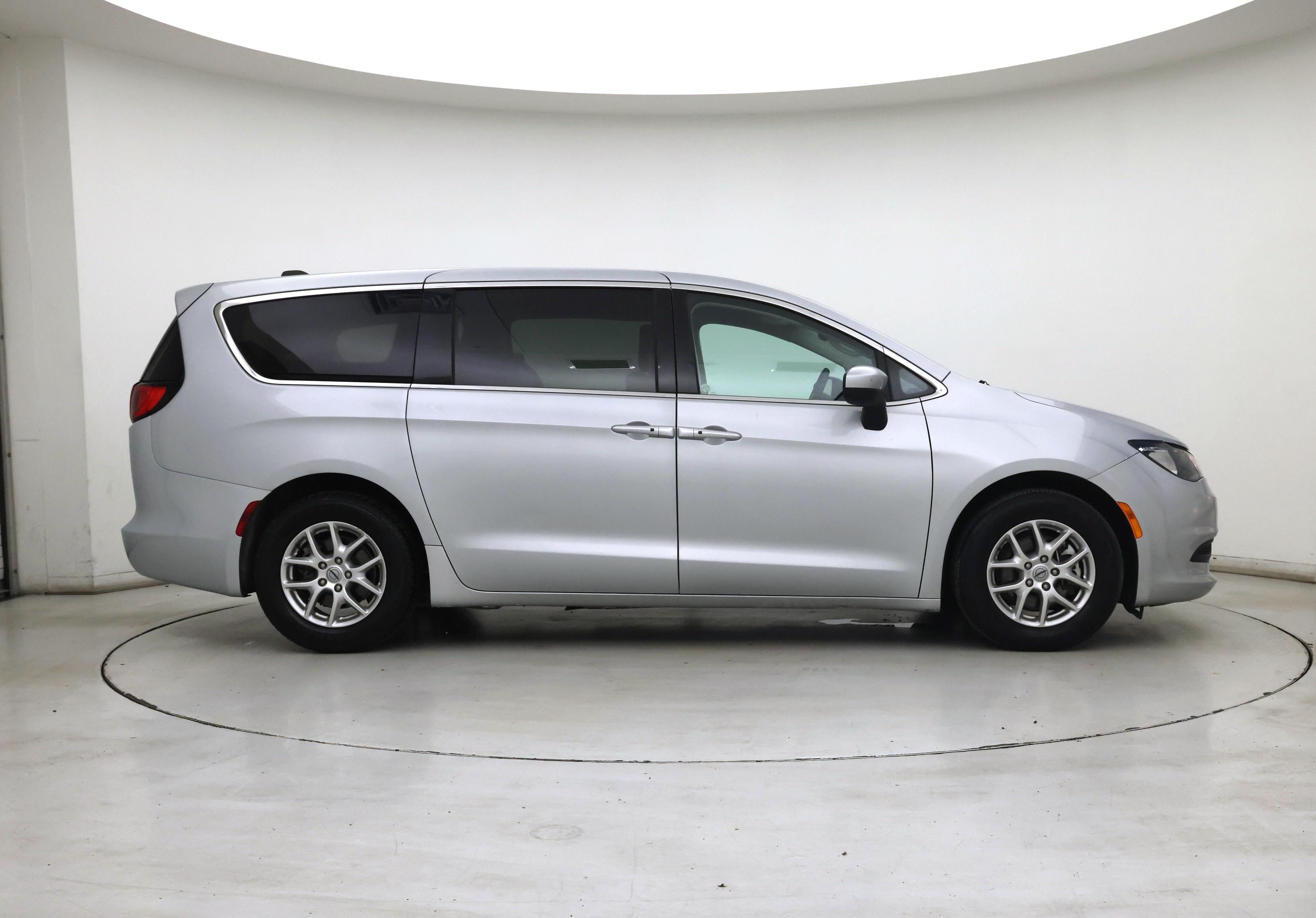 Thumbnail: 2023 Chrysler Voyager - 7