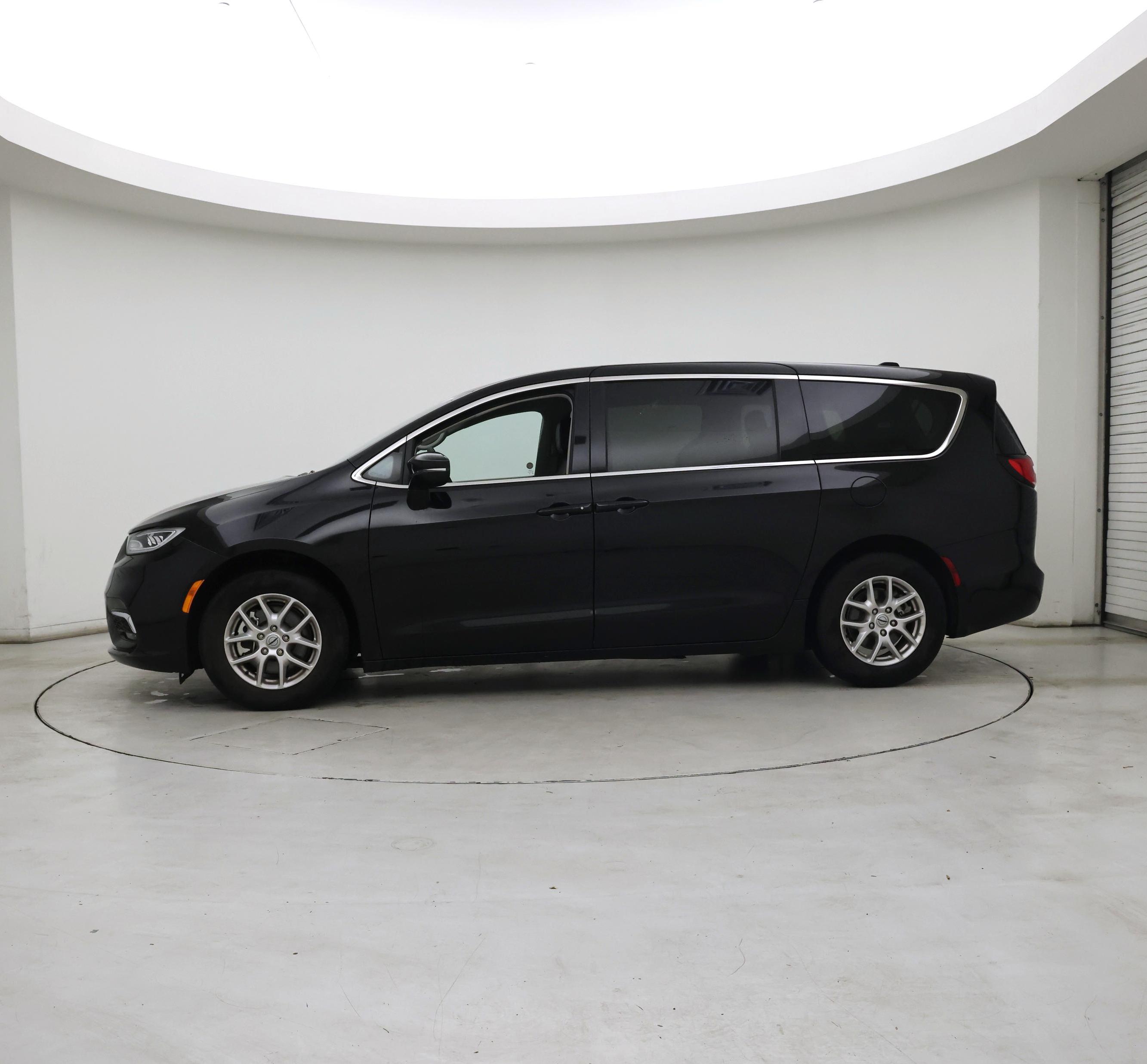 Thumbnail: 2024 Chrysler Pacifica - 3