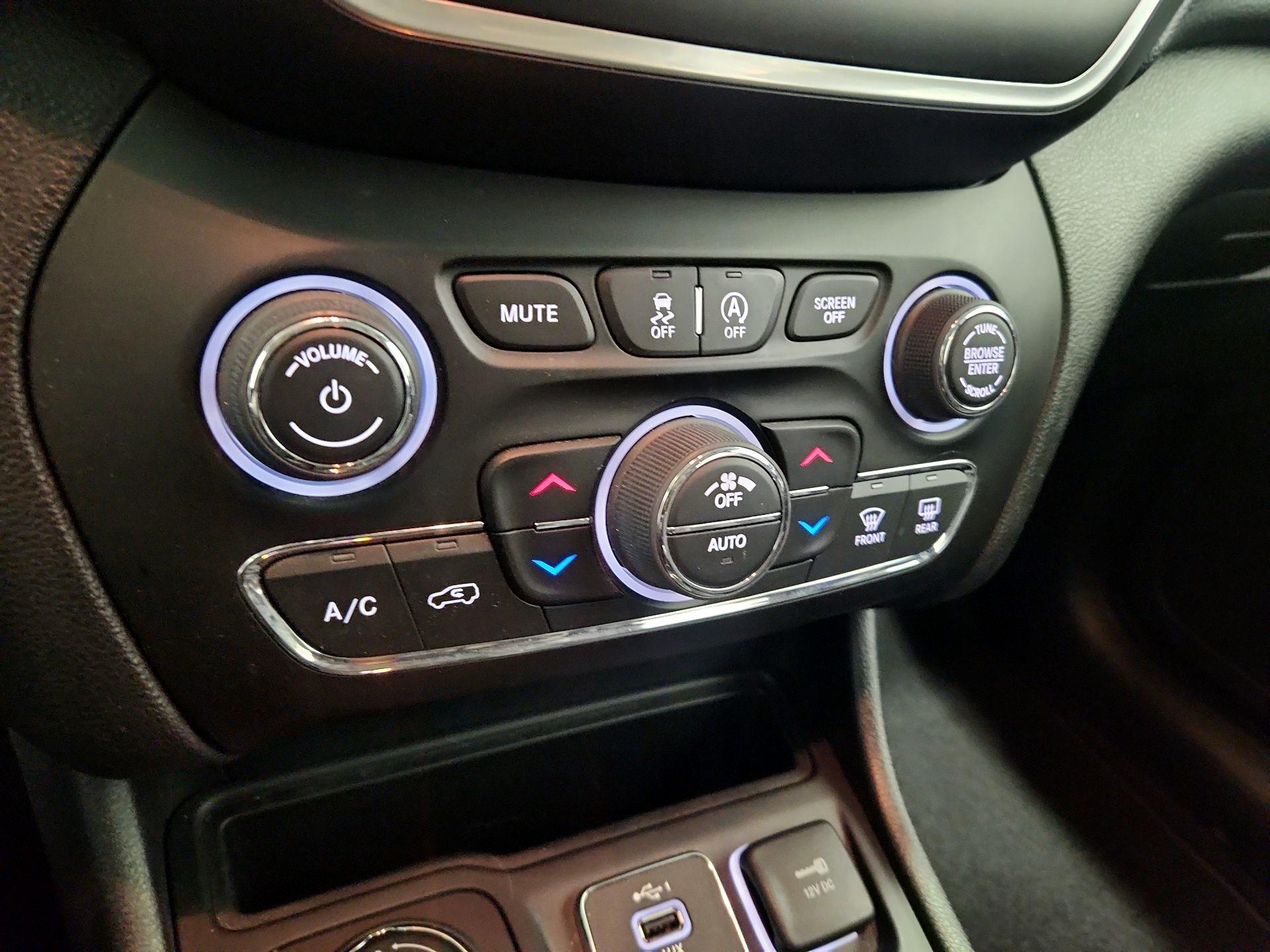 Thumbnail: 2022 Jeep Cherokee - 16