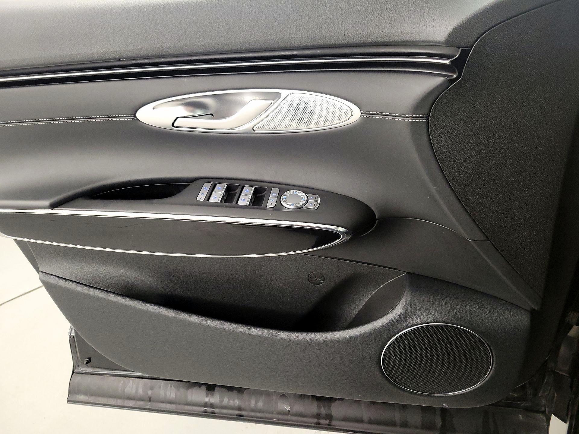 Thumbnail: 2025 Genesis GV70 - 12