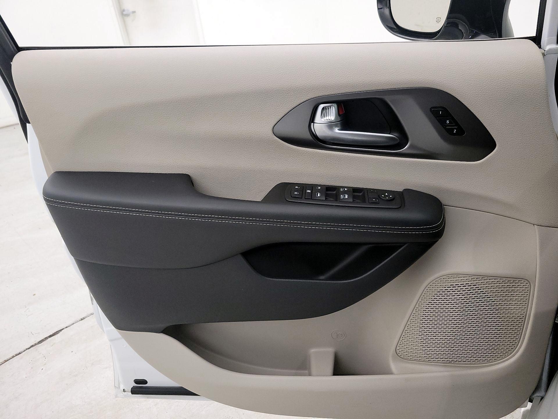 Thumbnail: 2024 Chrysler Pacifica - 12