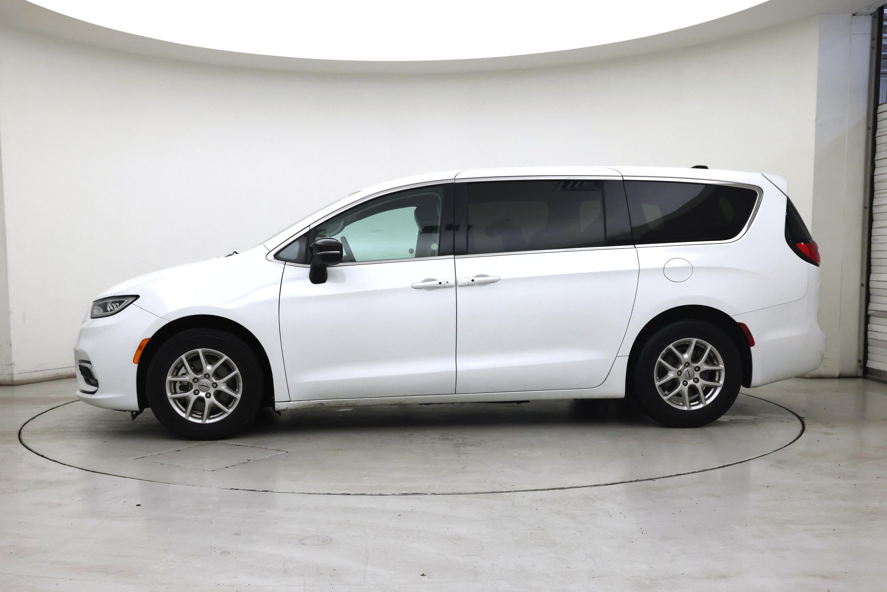 Thumbnail: 2024 Chrysler Pacifica - 3