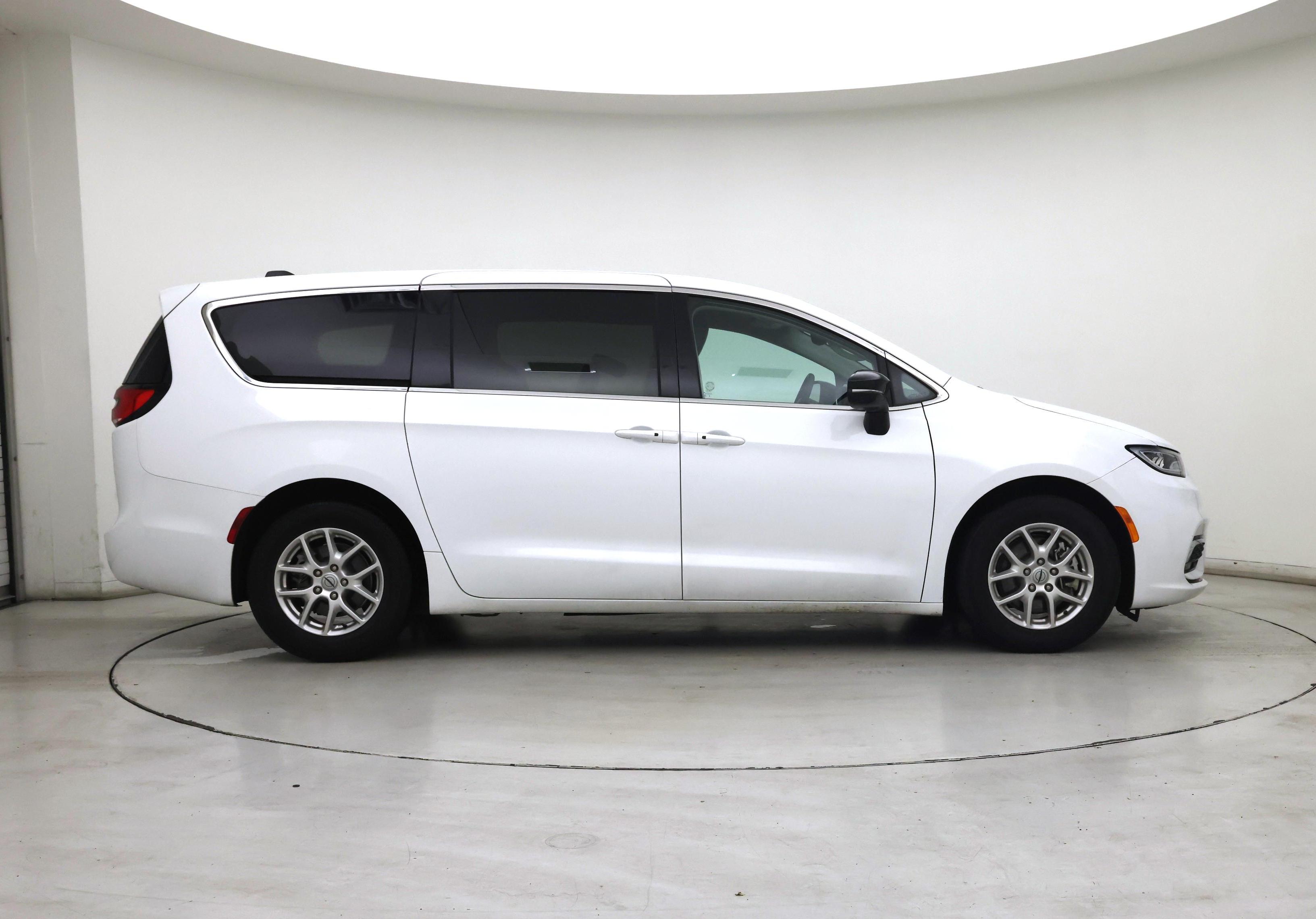 Thumbnail: 2024 Chrysler Pacifica - 7